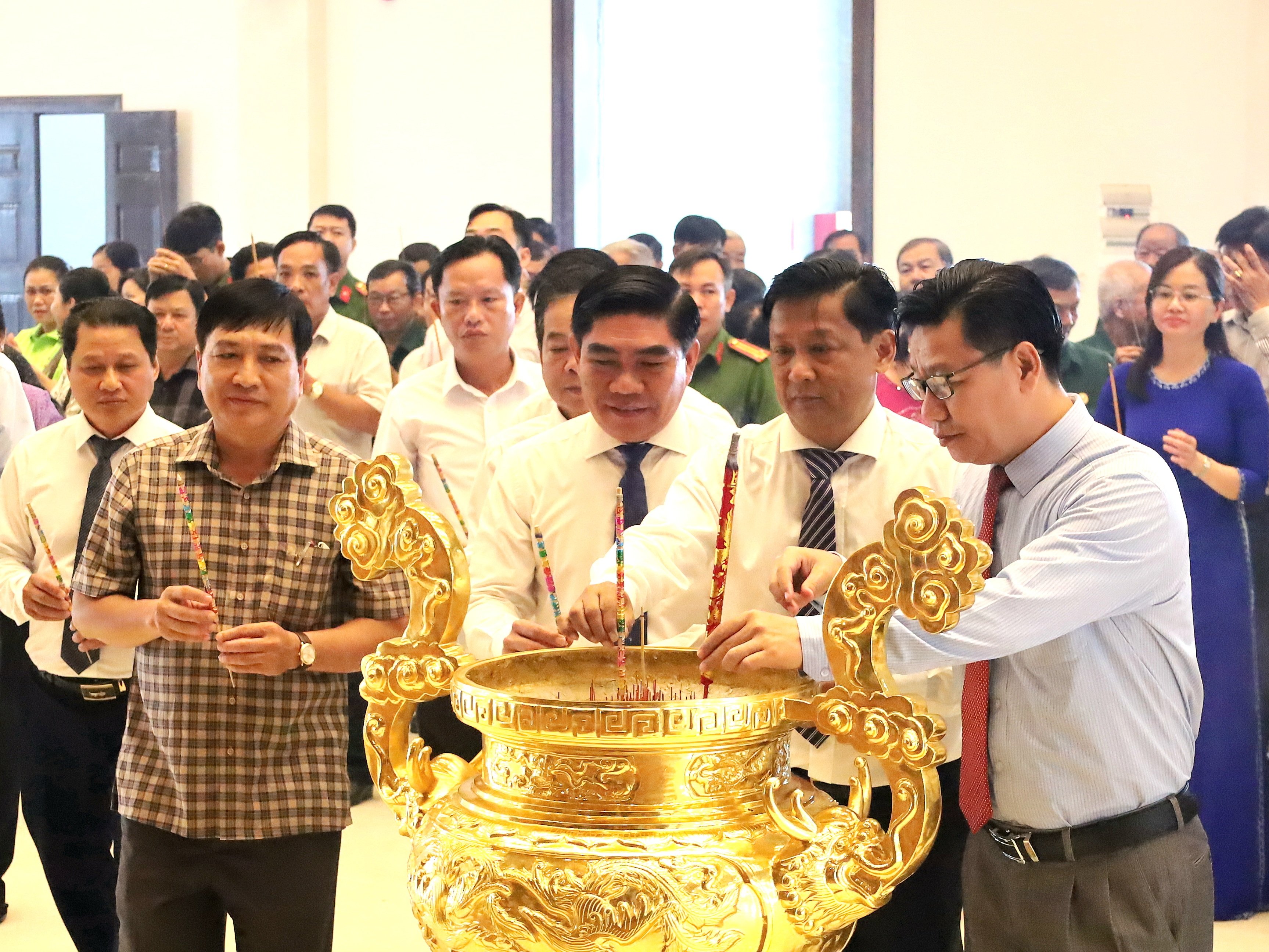 Các đại biểu dâng hương.