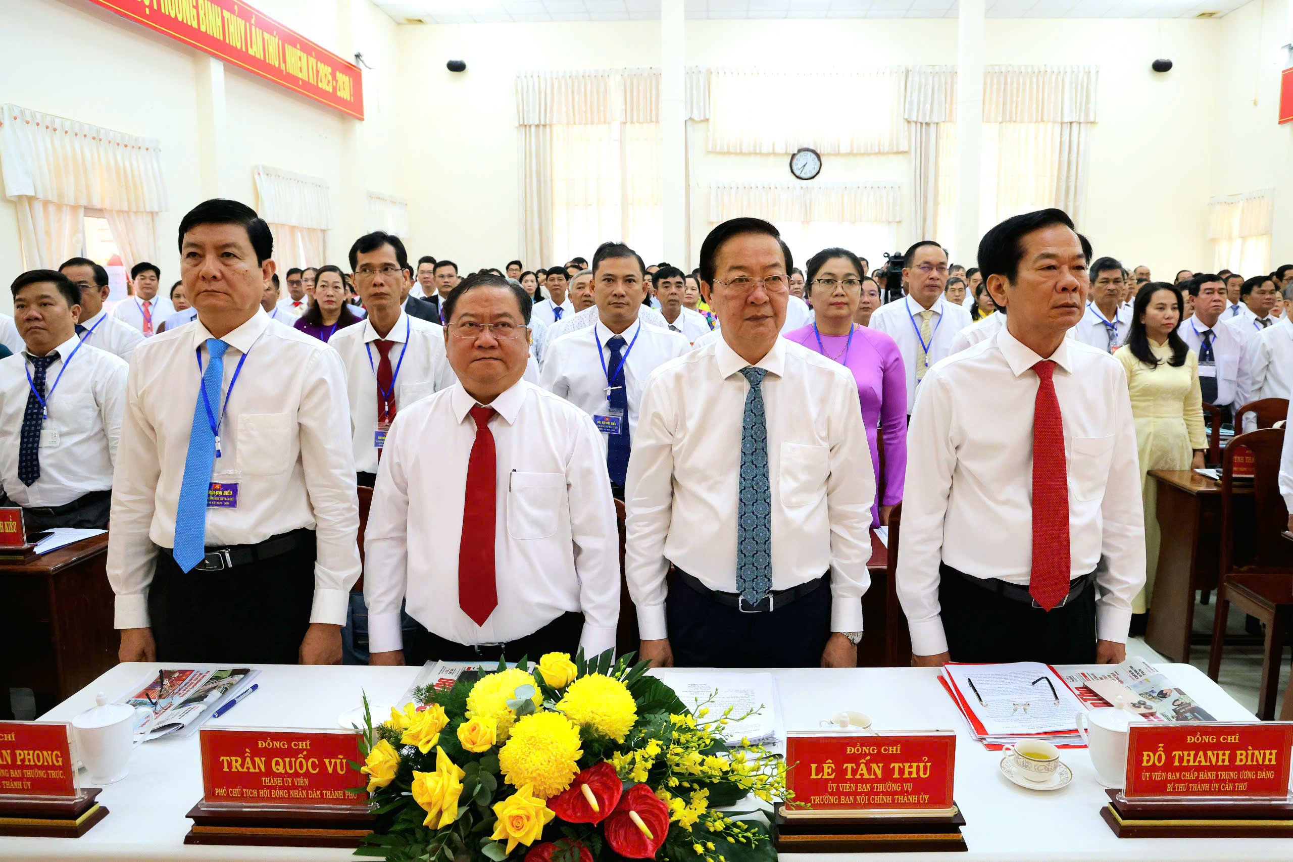Ông Đỗ Thanh Bình (bìa phải) - Ủy viên BCH Trung ương Đảng, Bí thư Thành ủy Cần Thơ dự và phát biểu chỉ đạo Đại hội.