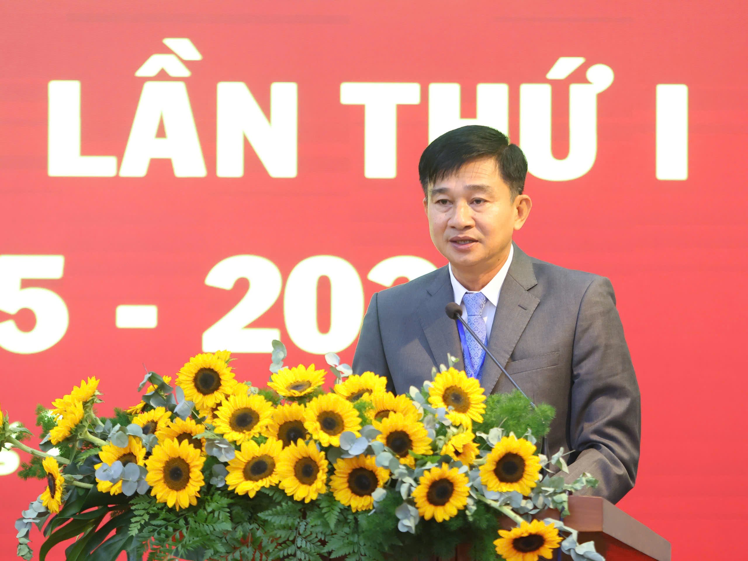 Ông Lê Phước Lợi - Phó Bí thư Thường trực phường Bình Thủy báo cáo chính trị tại Đại hội.