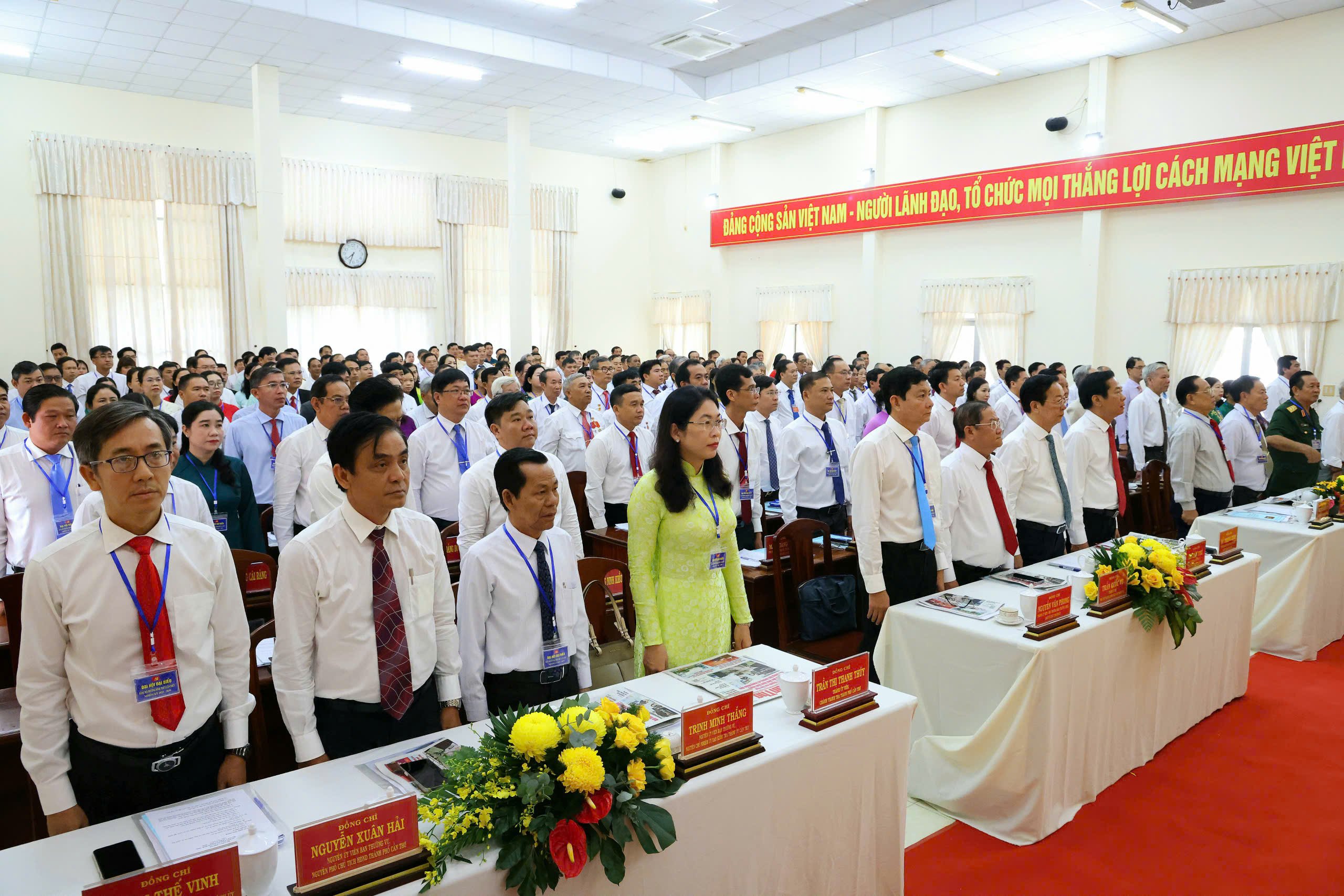 Các đại biểu tham dự Đại hội thực hiện nghi thức chào cờ.