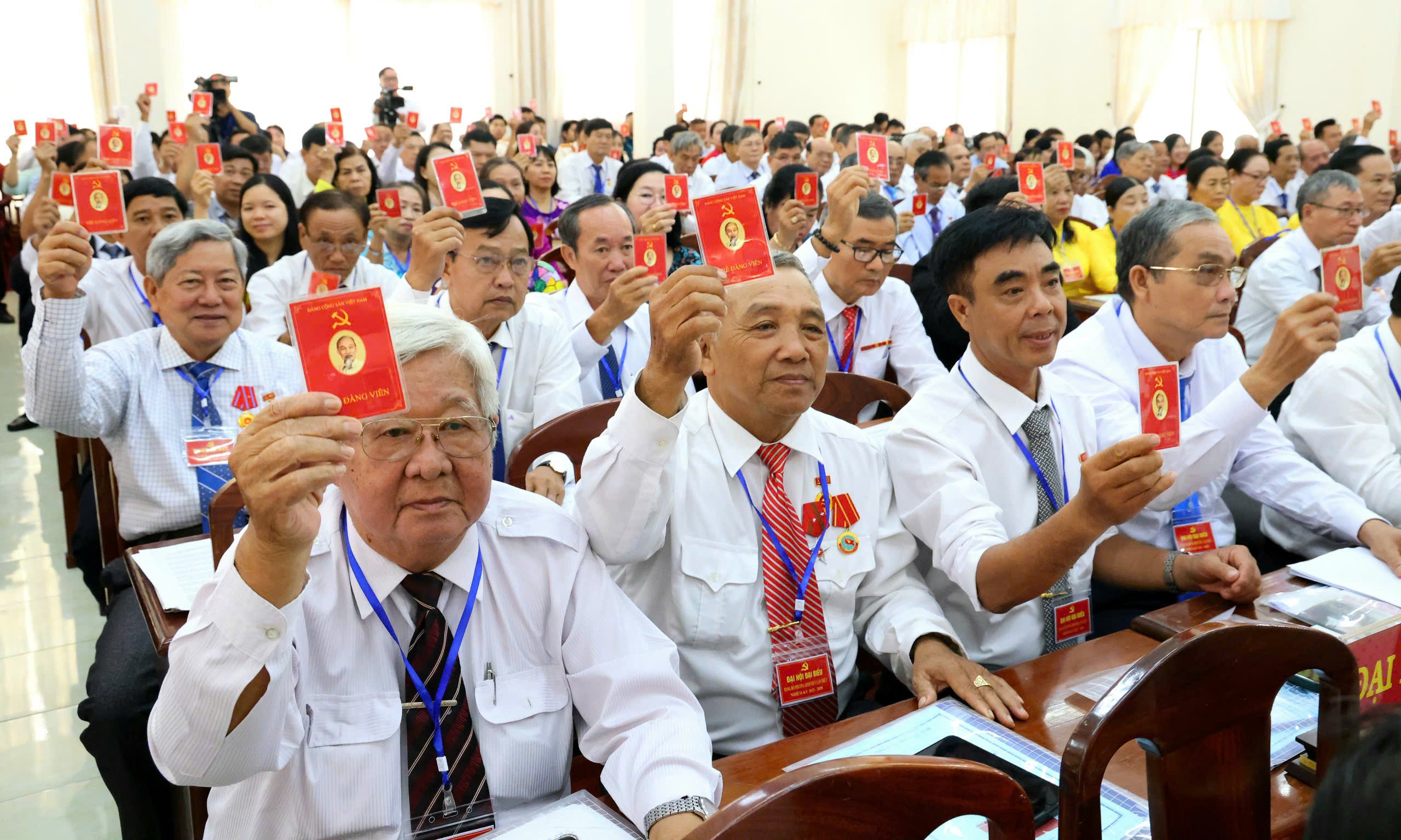 Các đại biểu biểu quyết thông qua Dự thảo Nghị quyết Đại hội đại biểu phường Bình Thủy nhiệm kỳ 2025 - 2030.