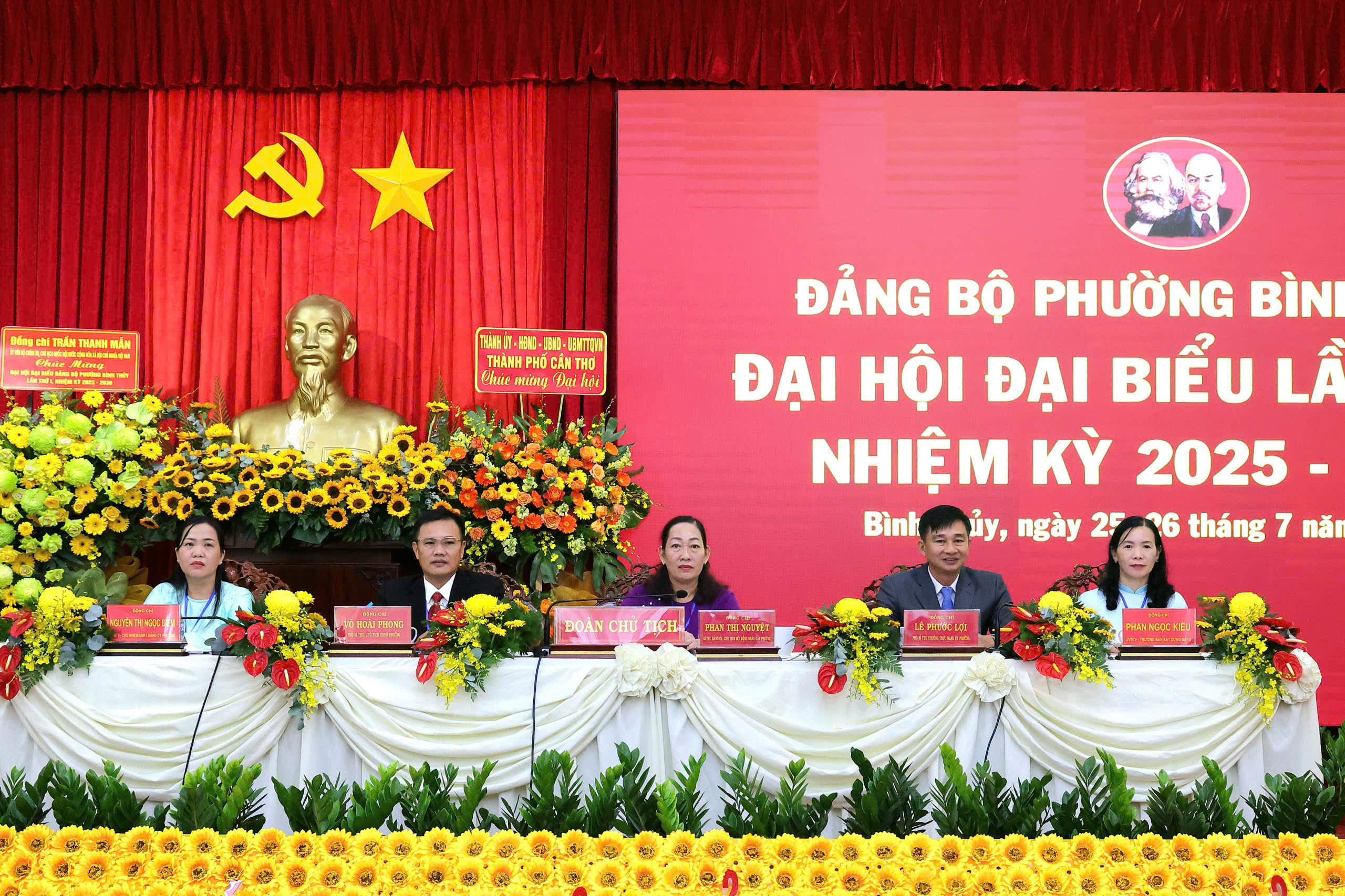 Đoàn Chủ tịch Đại hội.