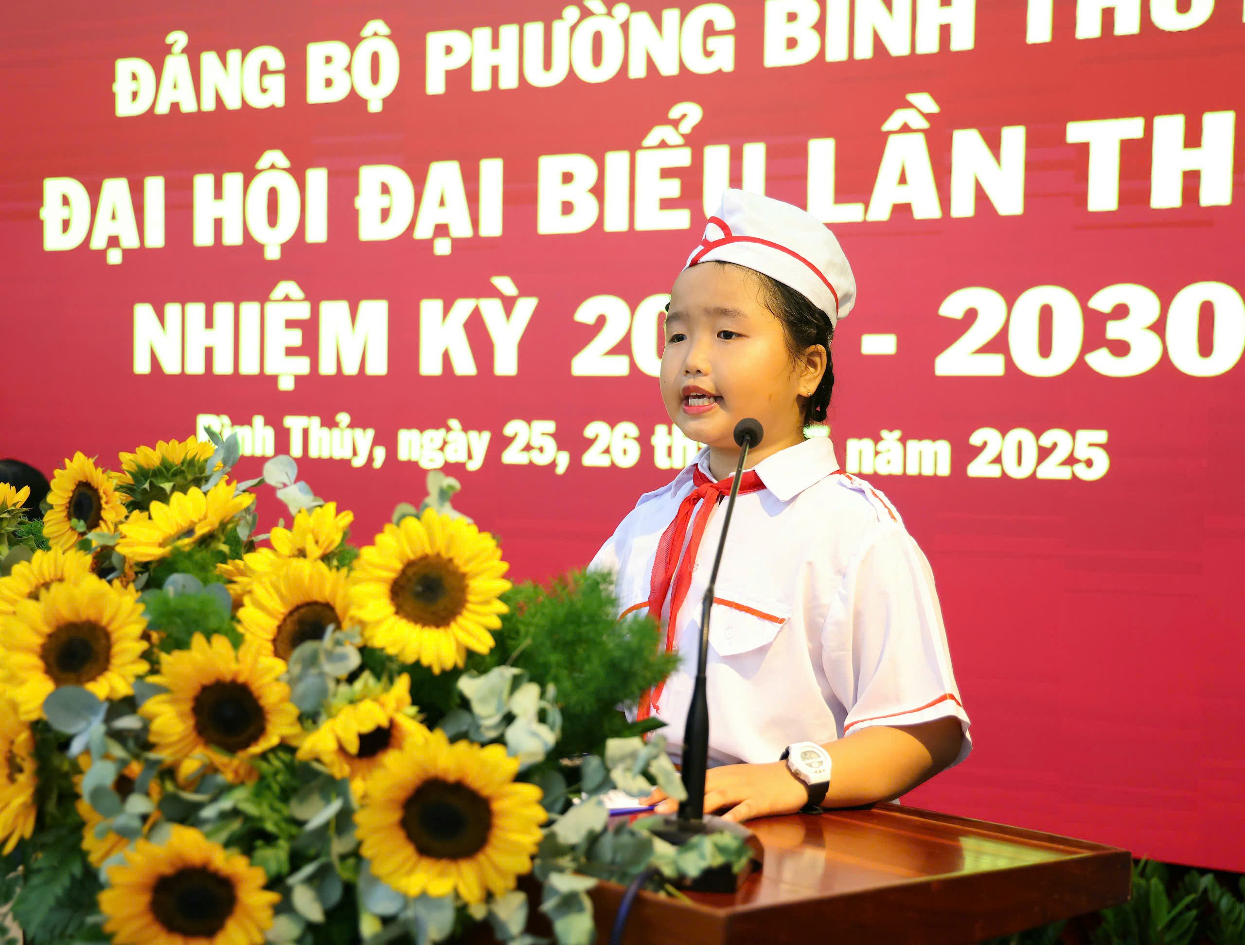 Đại diện thiếu nhi phát biểu chúc mừng Đại hội.