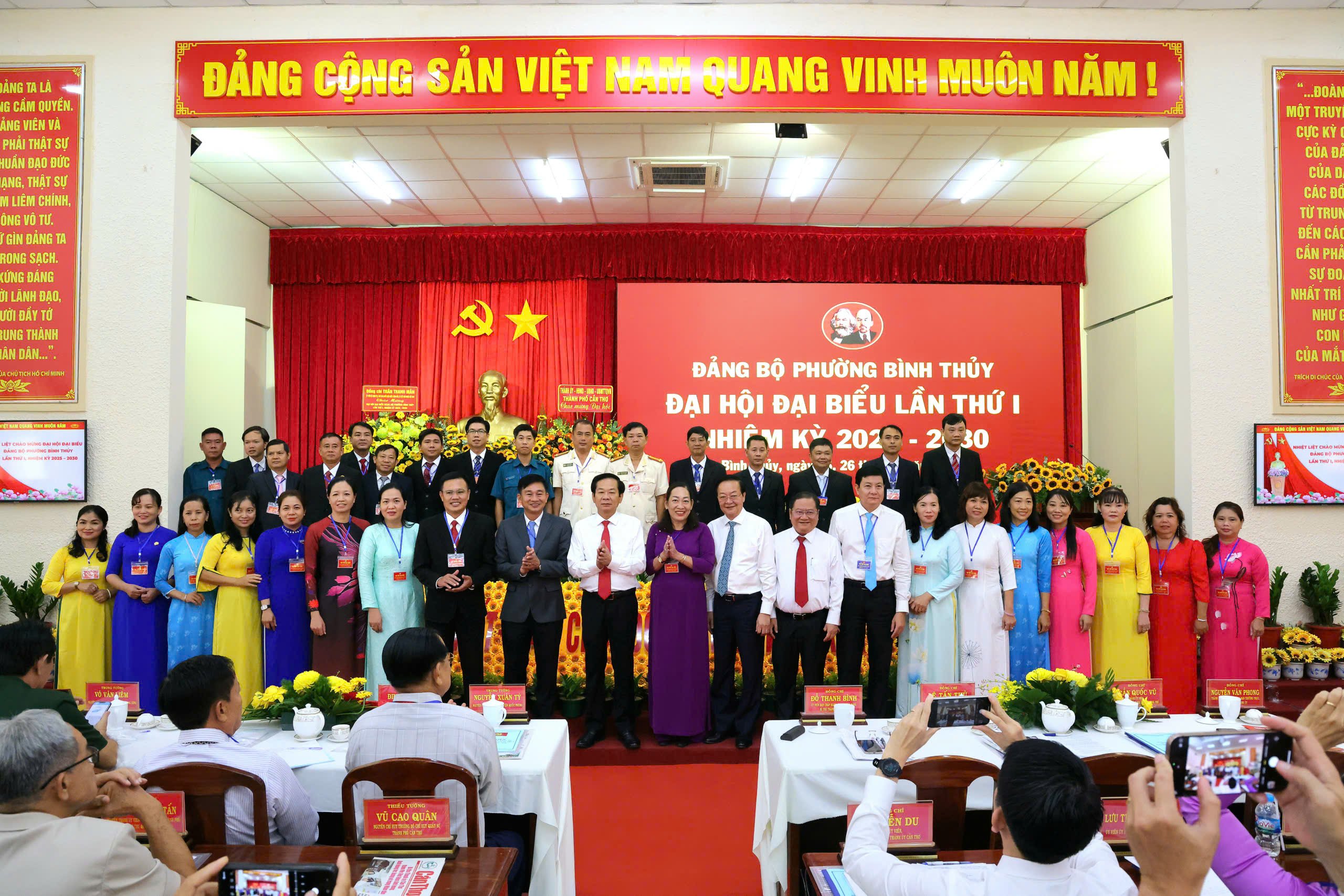 Lãnh đạo Thành ủy Cần Thơ chụp hình lưu niệm cùng Ban Chấp hành Đảng bộ phường Bình Thủy.