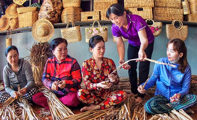 Chị Phương (áo màu tím) hướng dẫn chị em trong câu lạc bộ cách chế tác làm ra sản phẩm.