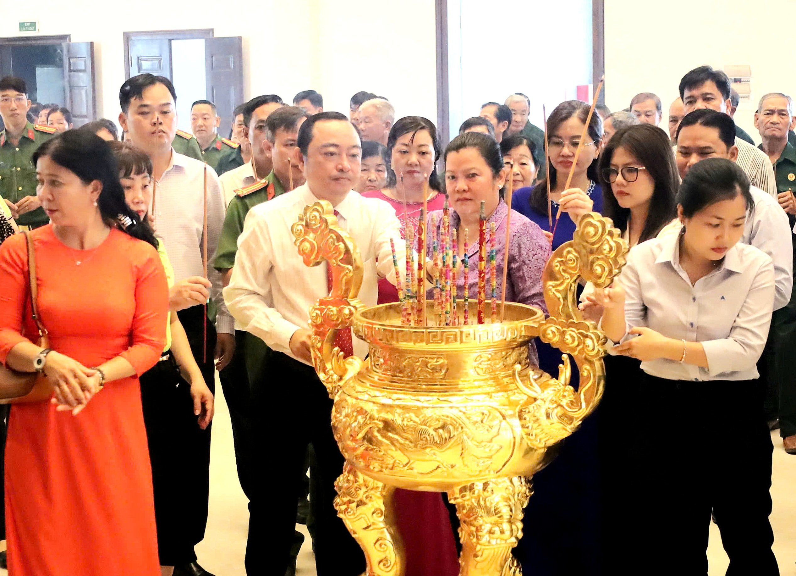 Ông Mai Xuân Bình - Phó Bí thư Thường trực Đảng ủy , Chủ tịch HĐND phường An Bình dâng hương.
