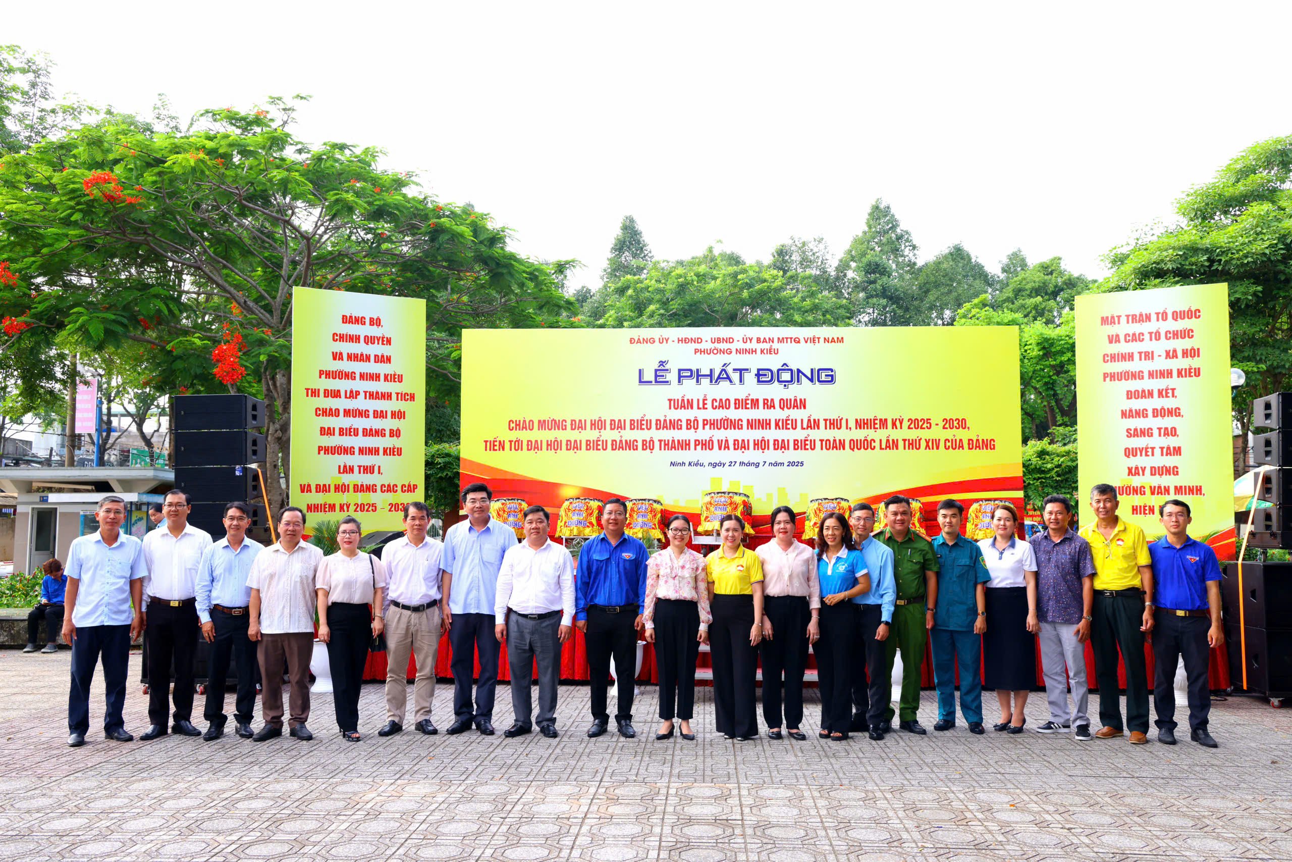 Các đại biểu chụp hình lưu niệm tại buổi lễ.