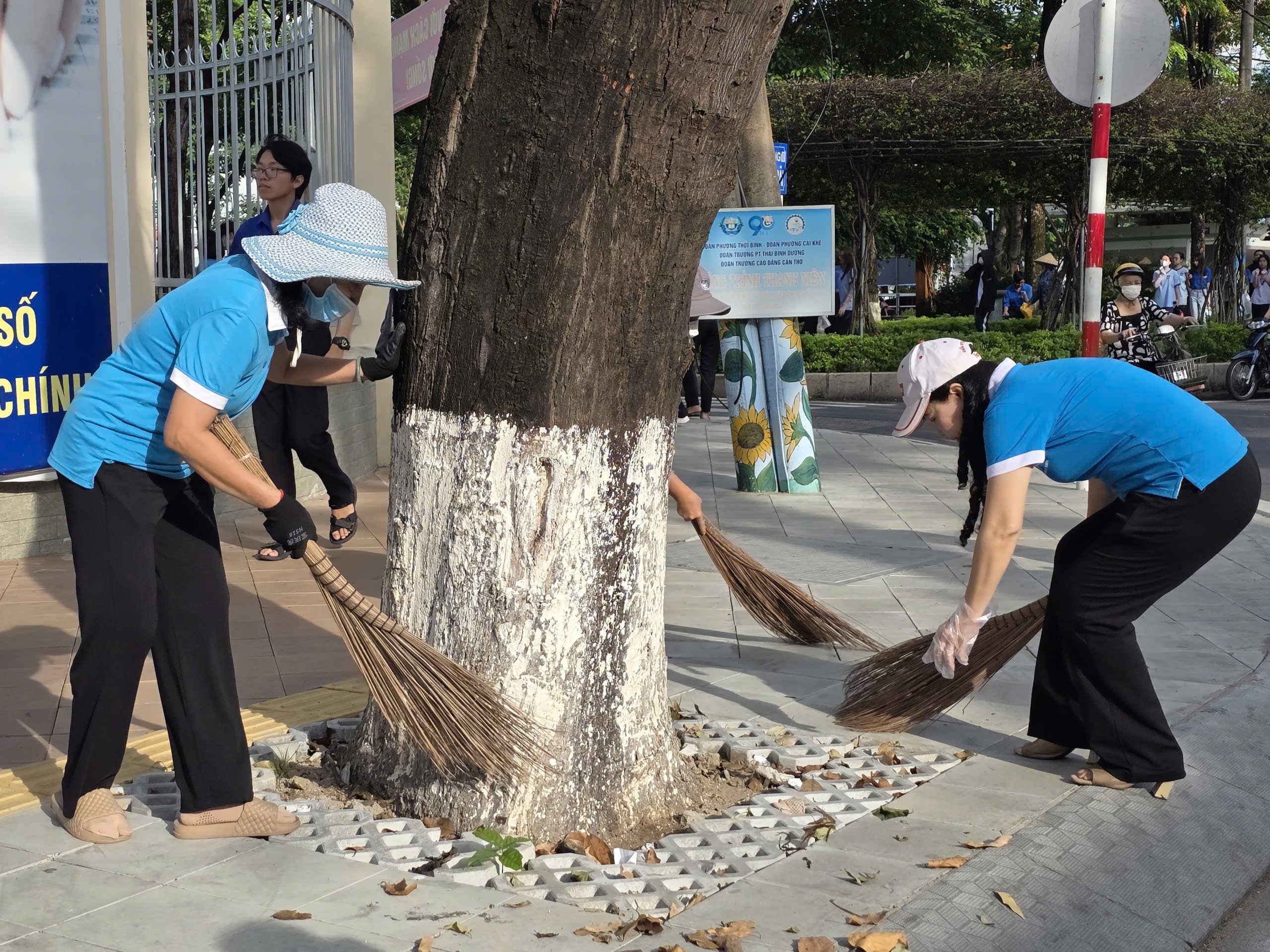 Ra quân vệ sinh môi trường.