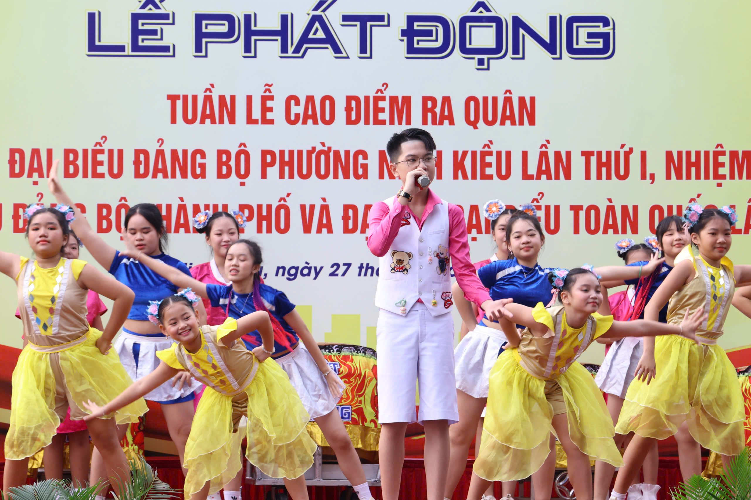 Tiết mục văn nghệ tại buổi lễ.