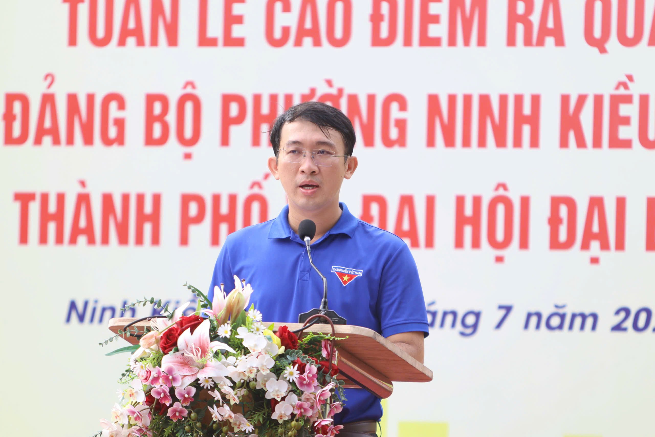 Ông Lê Trung Hiếu - Phó chủ tịch Ủy ban MTTQVN phường, Bí thư Đoàn phường Ninh Kiều thông qua bảng phân công nhiệm vụ các đội hình.