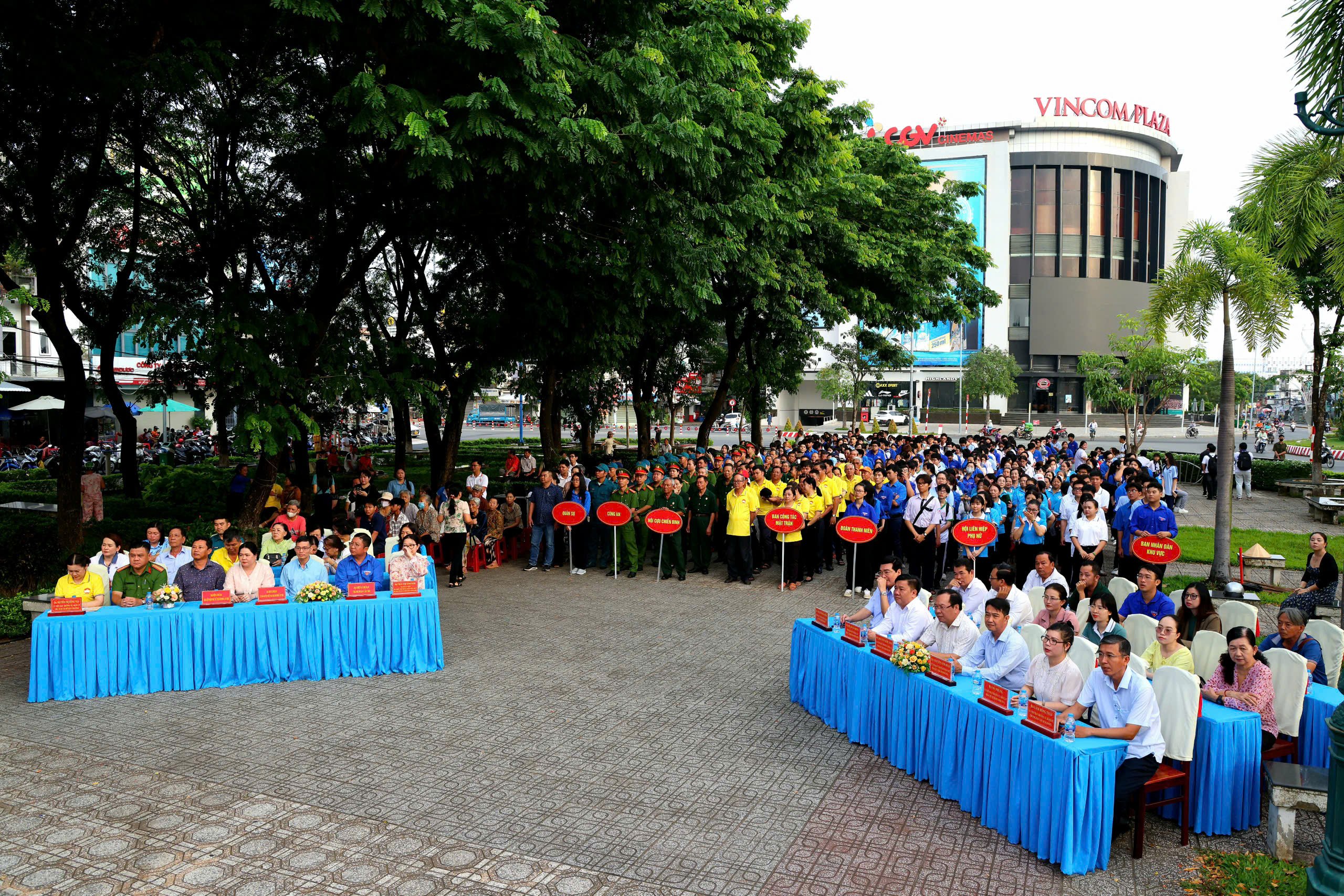Quang cảnh Lễ phát động Tuần lễ cao điểm thi đua chào mừng Đại hội Đảng các cấp của phường Ninh Kiều.