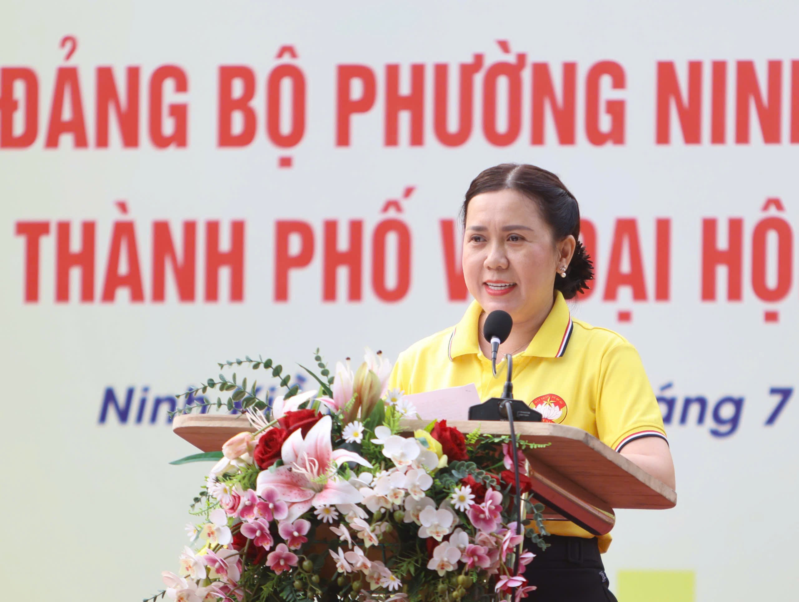 Bà Nguyễn Thị Hồng Nga - Chủ tịch Ủy ban MTTQ Việt Nam phường Ninh Kiều phát biểu phát động tại buổi lễ.