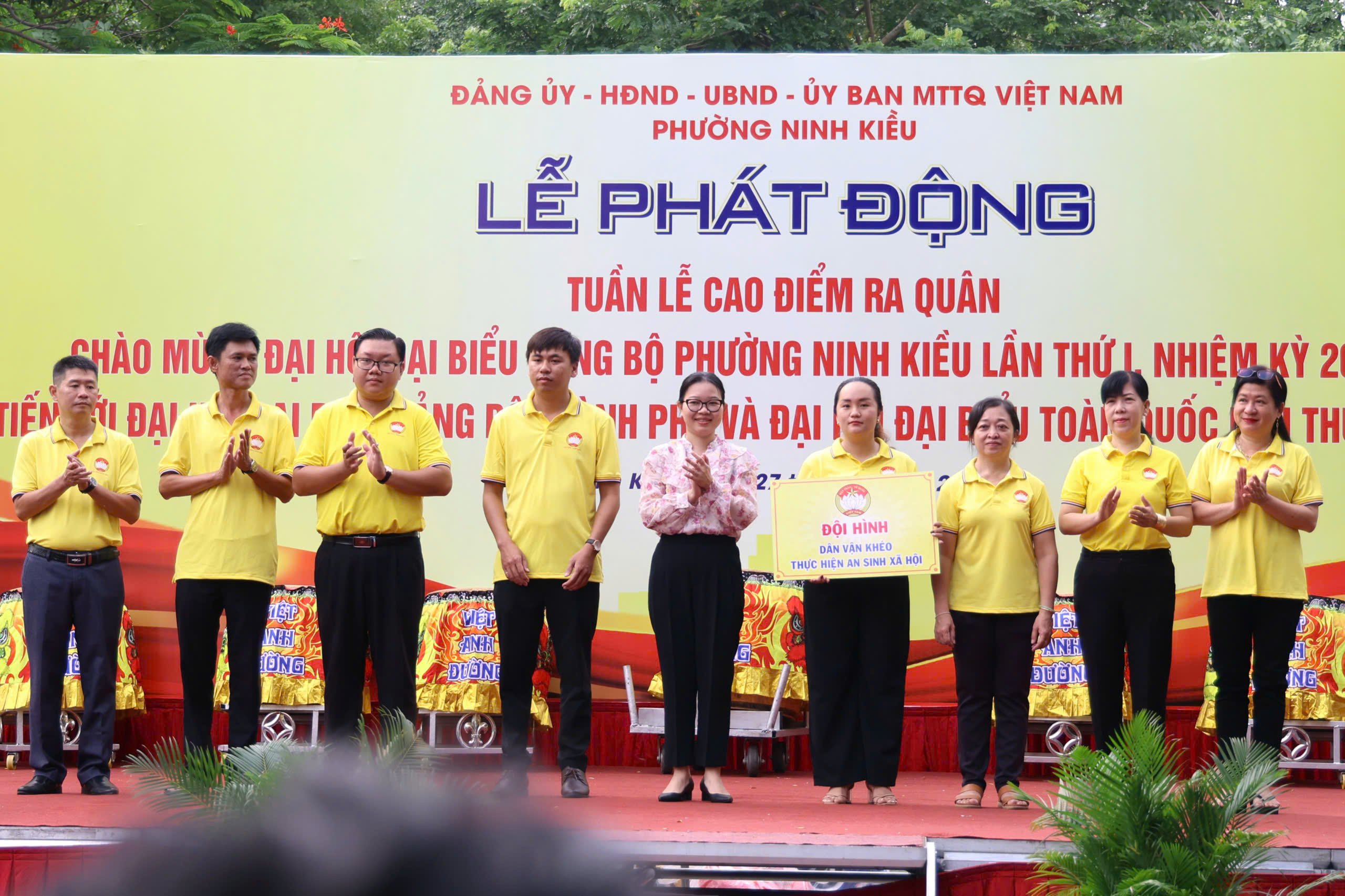 Bà Trần Thị Vĩnh Nghi - Thành ủy viên, Bí thư Đảng ủy phường Ninh Kiều trao bảng tượng trưng cho Đội hình dân vận khéo thực hiện an sinh xã hội.