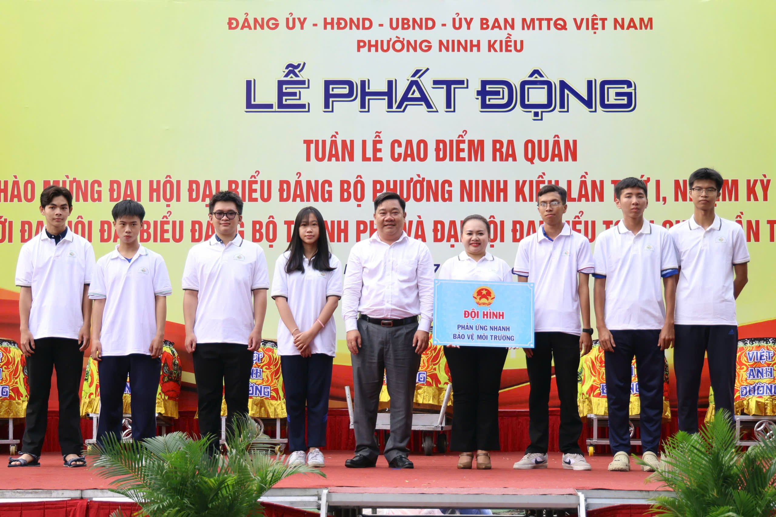 Ông Phạm Văn Đồng - Phó Bí thư Đảng ủy, Chủ tịch UBND phường Ninh Kiều trao bảng tượng trưng cho Đội hình “Phản ứng nhanh bảo vệ môi trường”.