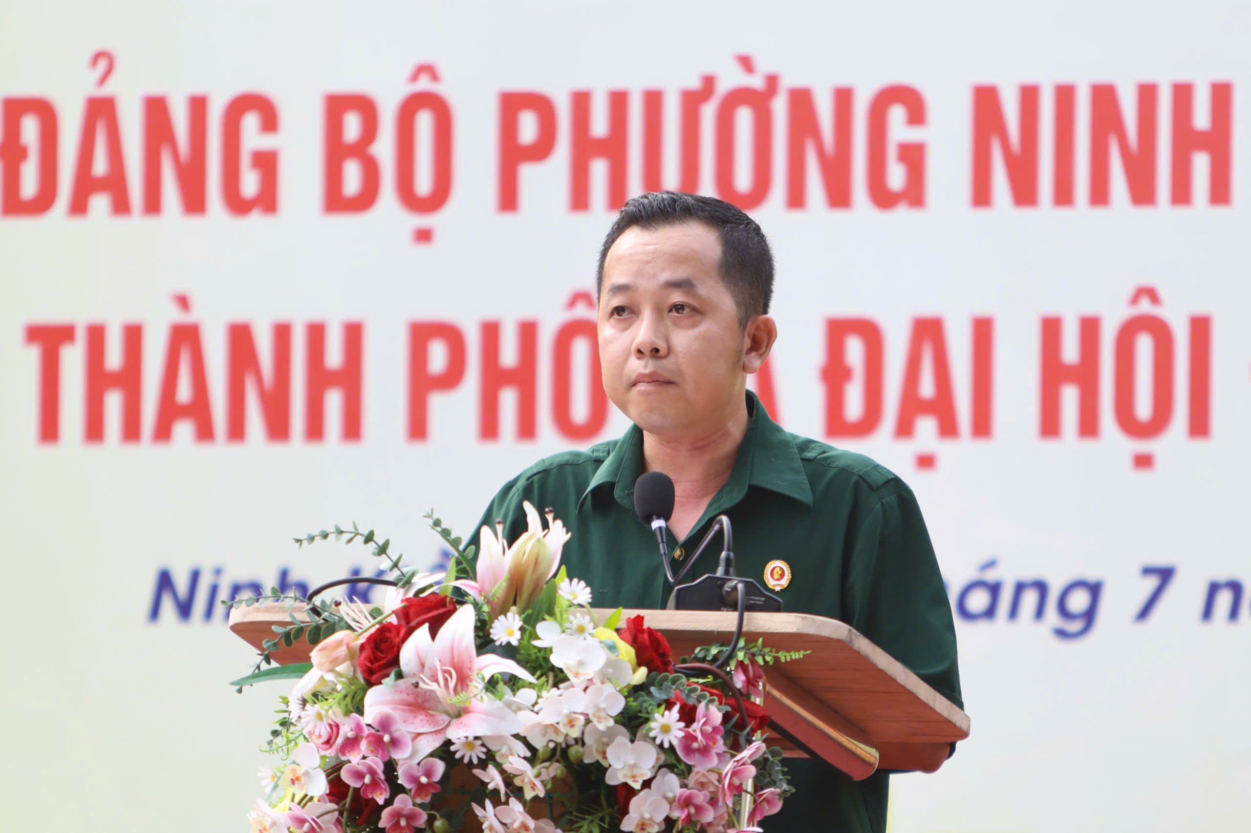 Ông Hồ Duy Thanh - Chủ tịch Hội cựu chiến binh phường Ninh Kiều đại diện cho các đội hình thi đua ra quân phát biểu hạ quyết tâm.
