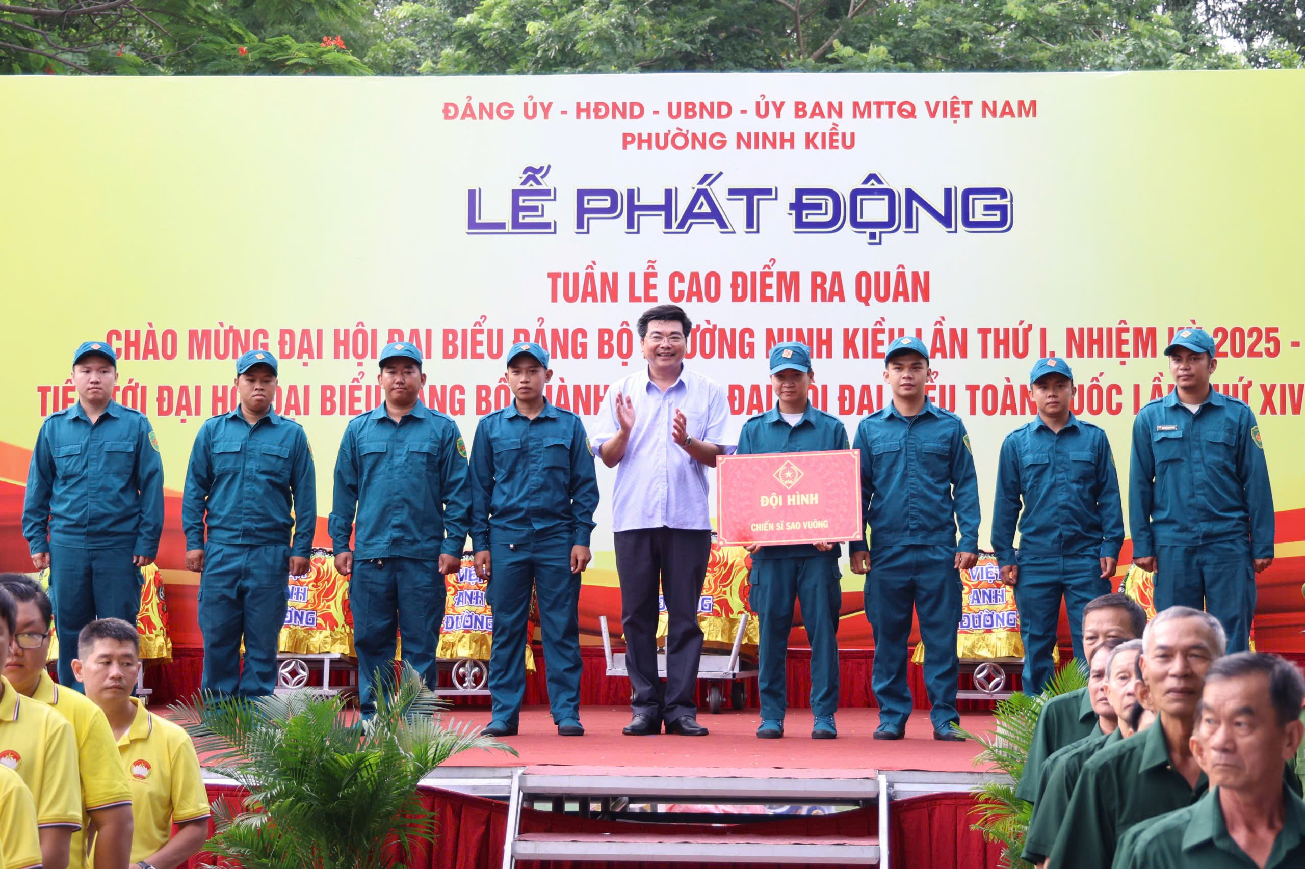 Ông Trần Thanh Bình - Phó Bí thư Thường trực Đảng ủy, Chủ tịch HĐND phường Ninh Kiều trao bàng tượng trưng cho Đội hình quân sự phường chiến sĩ sao vuông.