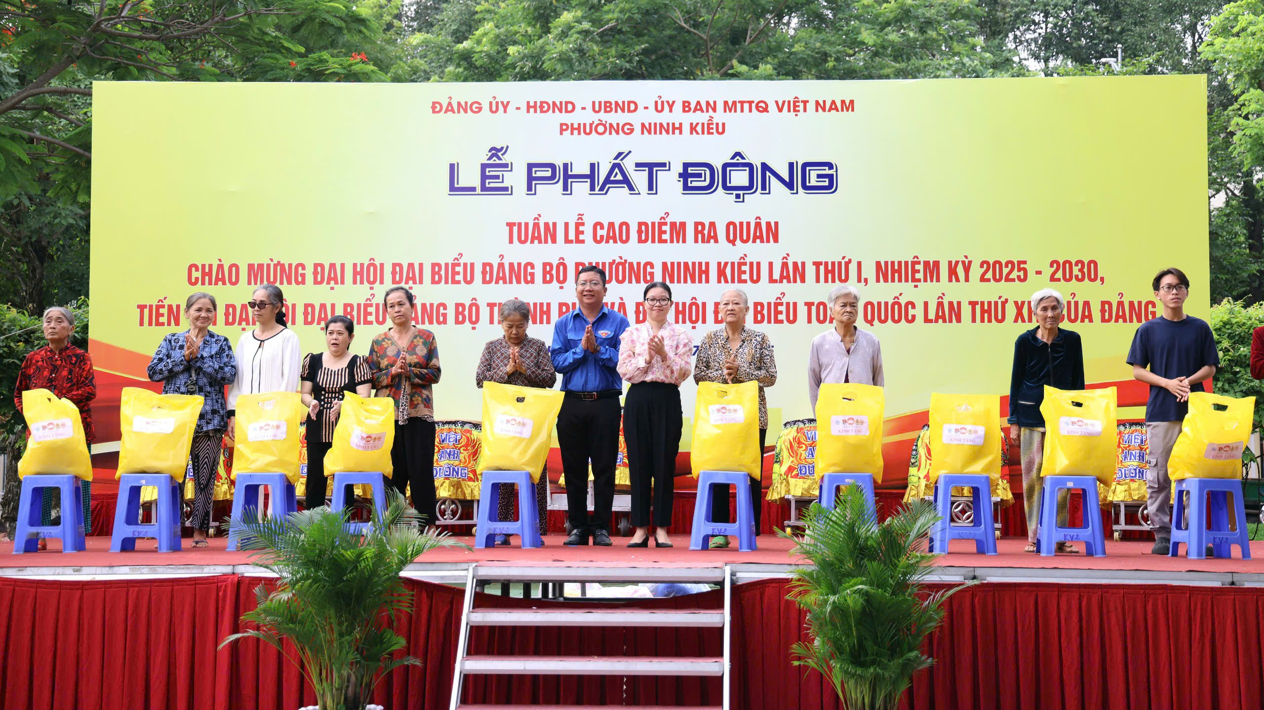 Bà Trần Thị Vĩnh Nghi - Thành ủy viên, Bí thư Đảng ủy phường Ninh Kiều và anh Trần Việt Tuấn - Phó Bí thư Thành đoàn Cần Thơ trao tặng quà cho các gia đình có hoàn cảnh khó khăn.