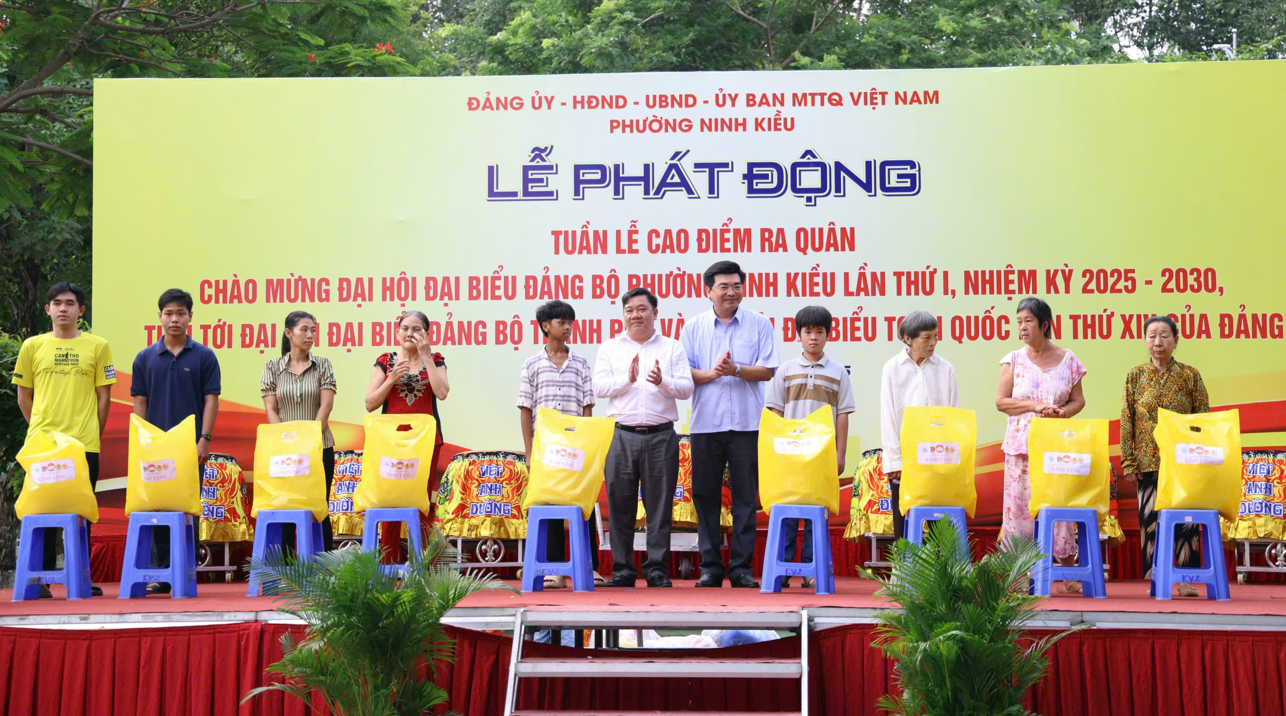 Ông Trần Thanh Bình - Phó Bí thư Thường trực Đảng ủy, Chủ tịch HĐND phường Ninh Kiều và ông Phạm Văn Đồng - Phó Bí thư Đảng ủy, Chủ tịch UBND phường Ninh Kiều trao tặng quà cho các gia đình có hoàn cảnh khó khăn.