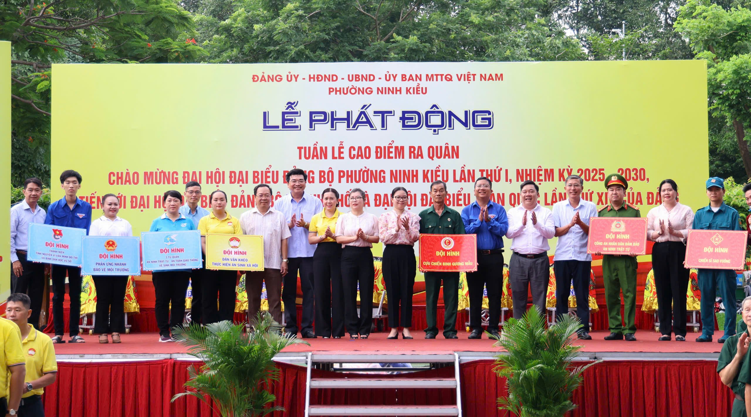 Đại biểu chụp hình lưu niệm cùng đại diện các đội hình.