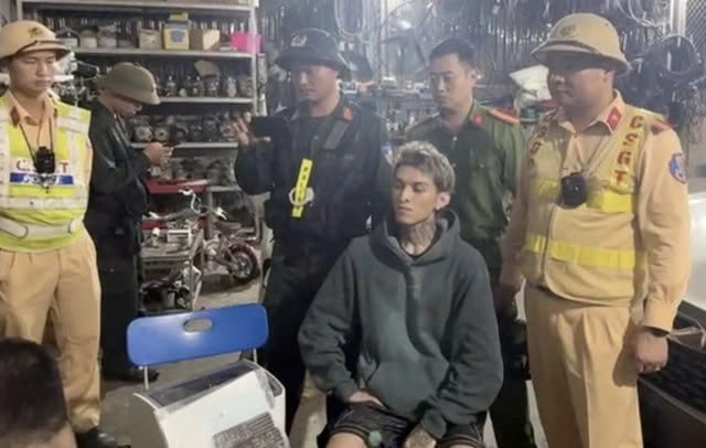 Vũ Xuân Bình làm việc với cơ quan công an. Ảnh: Công an cung cấp