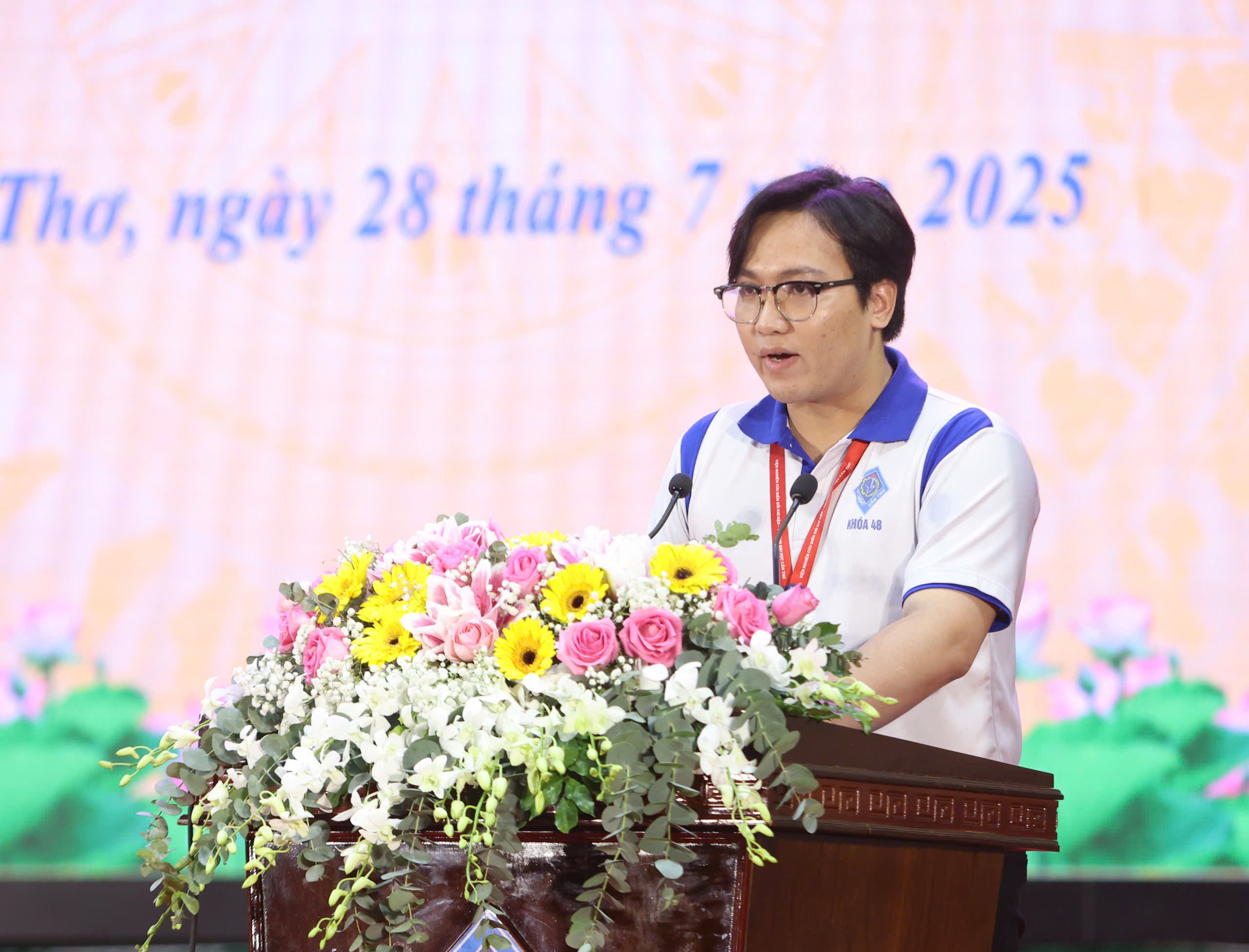 Đại diện sinh viên Đại học Cần Thơ phát biểu tham luận tại Ngày hội.