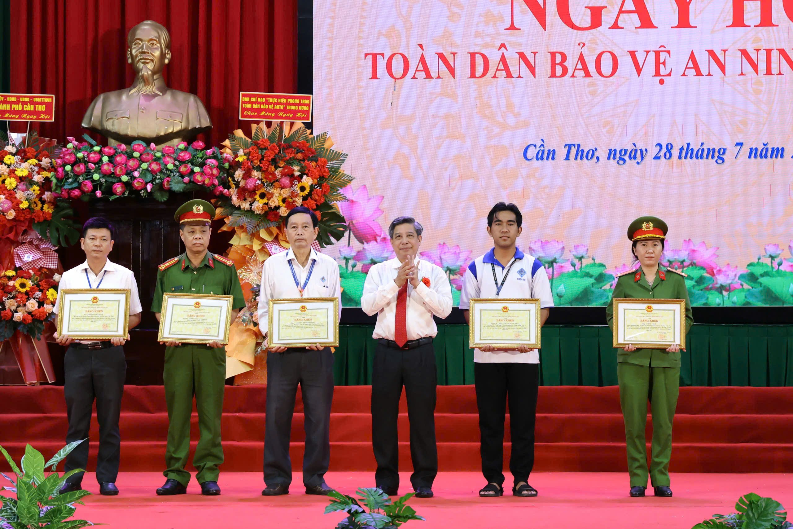 ông Đồng Văn Thanh - Phó Bí thư Thường trực Thành ủy, Chủ tịch HĐND TP. Cần Thơ trao Bằng khen của Chủ tịch UBND TP. Cần Thơ cho tập thể và cá nhân có thành tích xuất sắc trong phong trào toàn dân bảo vệ ANTQ.