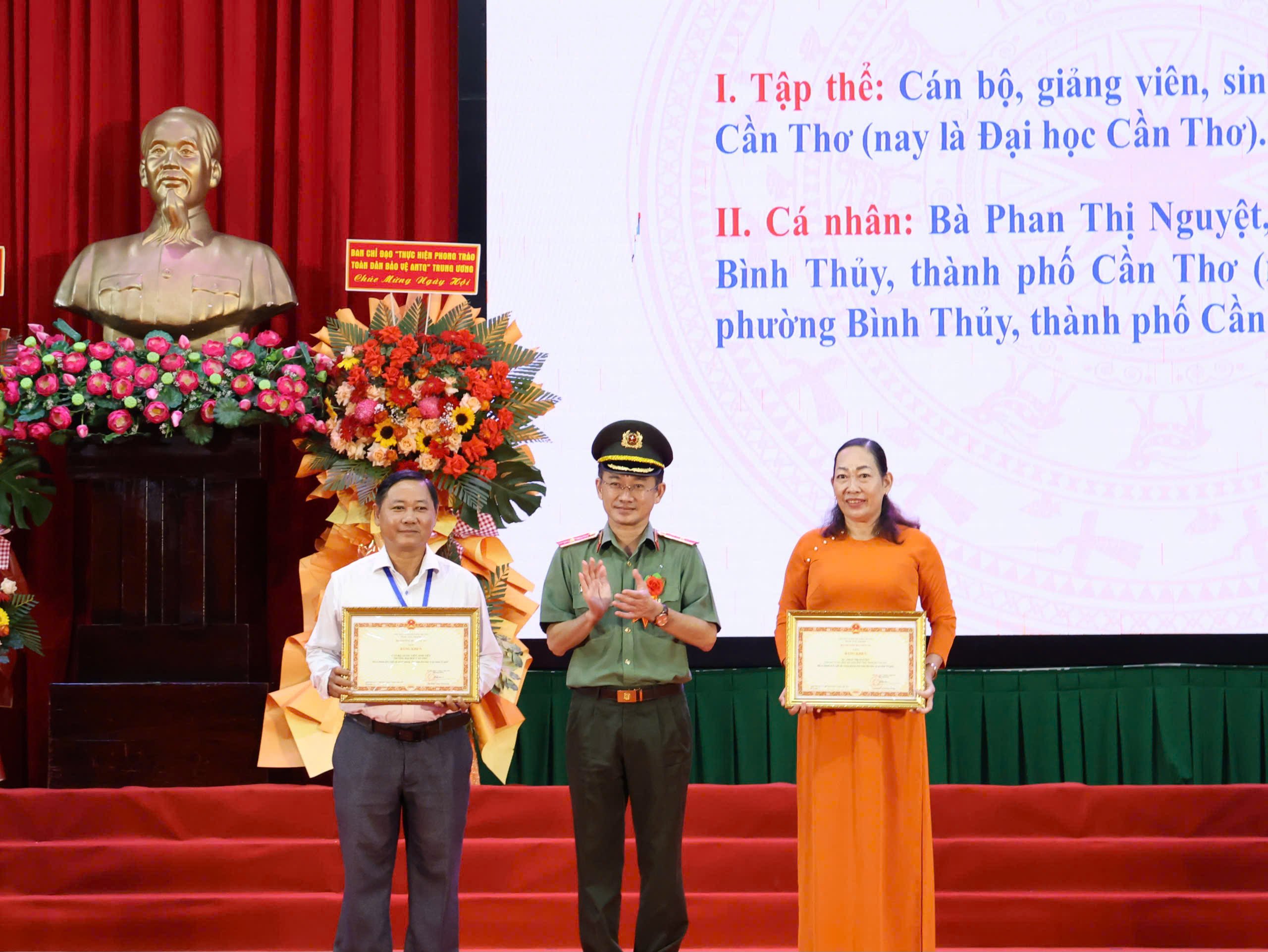 Thiếu tướng Trần Văn Dương - Cục trưởng Cục Xây dựng phong trào bảo vệ ANTQ trao Bằng khen của Bộ trưởng Bộ Công an cho tập thể và cá nhân có thành tích xuất sắc trong phong trào toàn dân bảo vệ ANTQ.