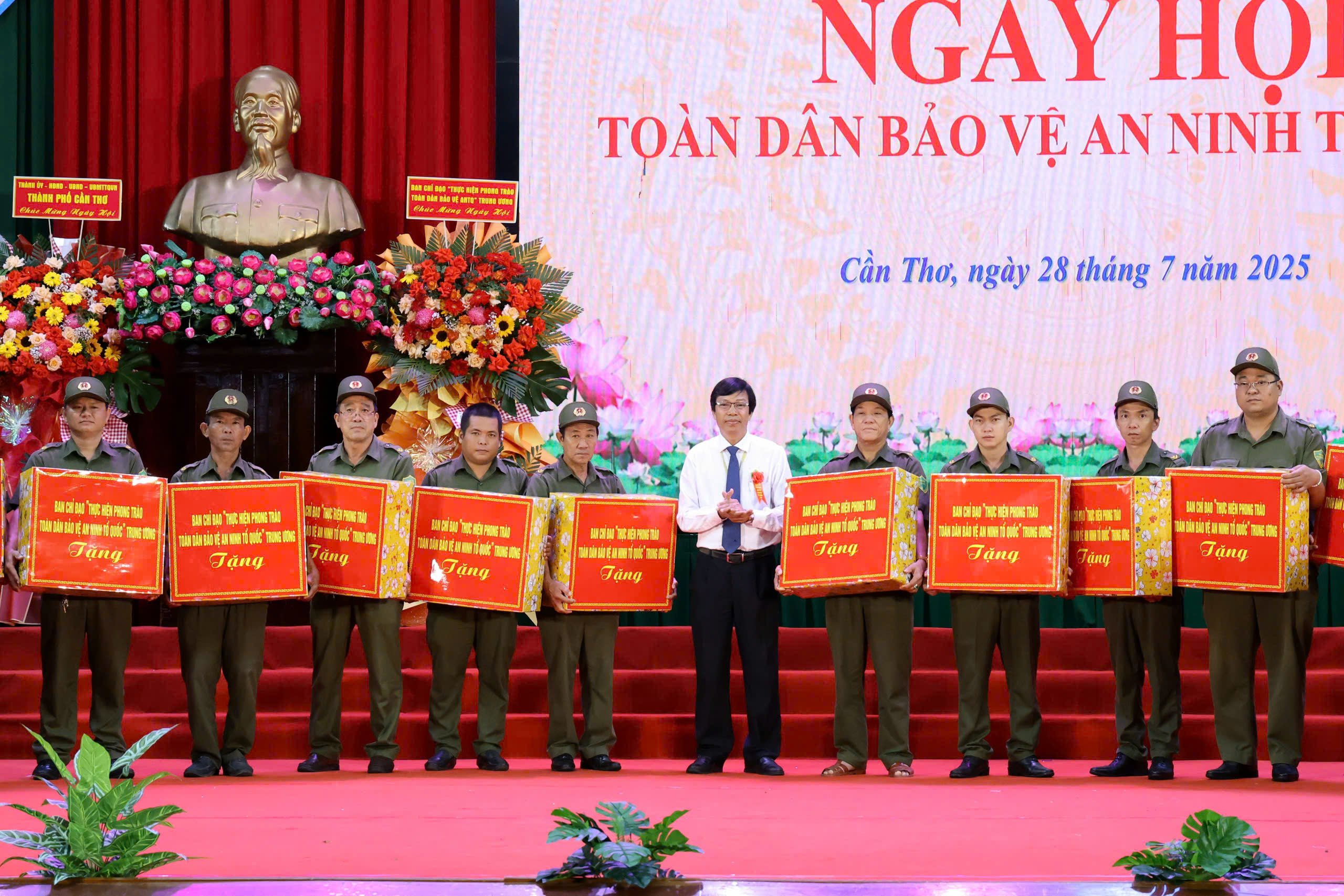 GS.TS Trần Ngọc Hải - Phó Hiệu trưởng Đại học Cần Thơ tặng quà các cá nhân đã tích cực phối hợp trong công tác bảo đảm an ninh, trật tự và tham gia phong trào toàn dân bảo vệ ANTQ.