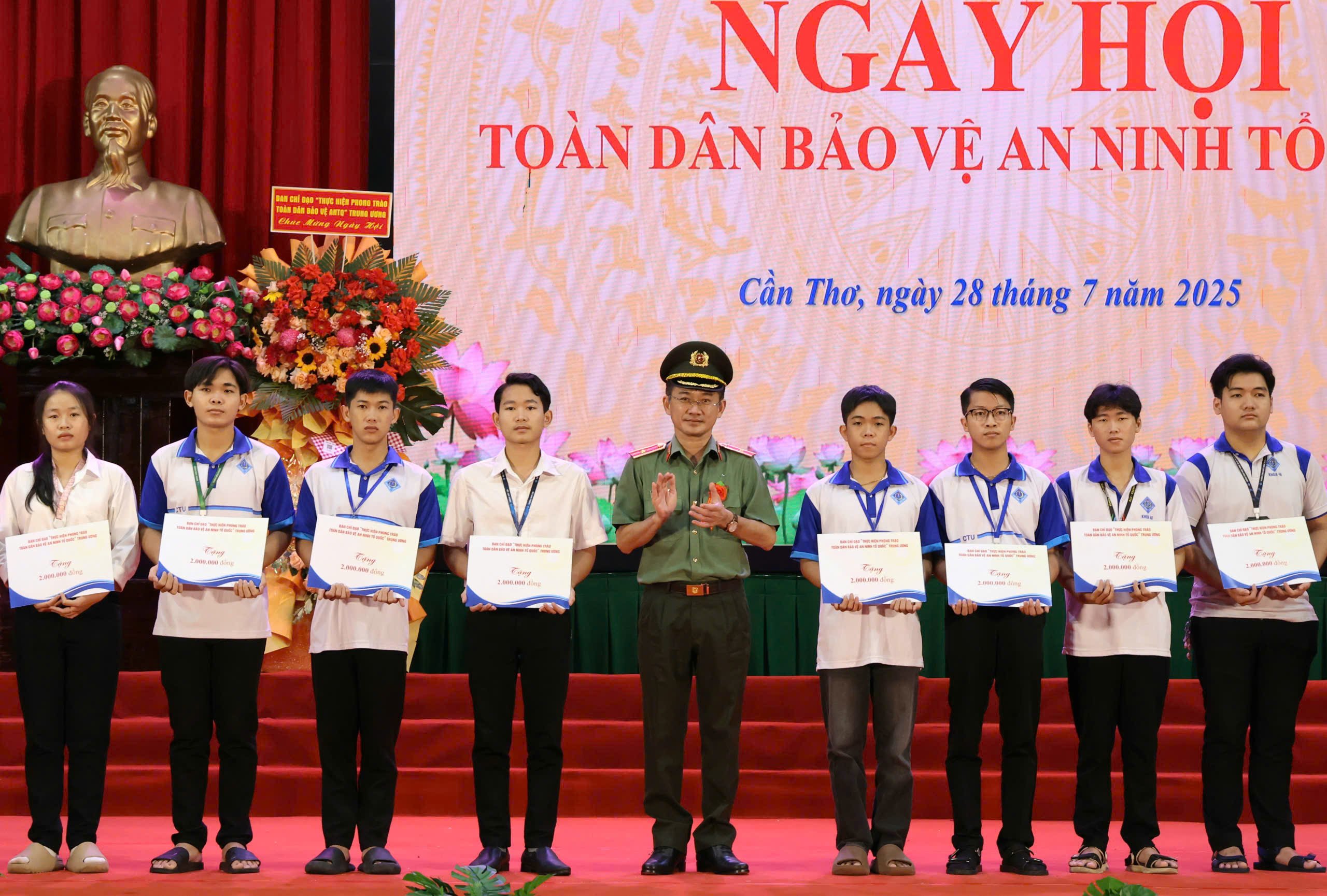 Thiếu tướng Trần Văn Dương - Cục trưởng Cục Xây dựng phong trào bảo vệ ANTQ, Bộ Công an tặng quà cho sinh viên.