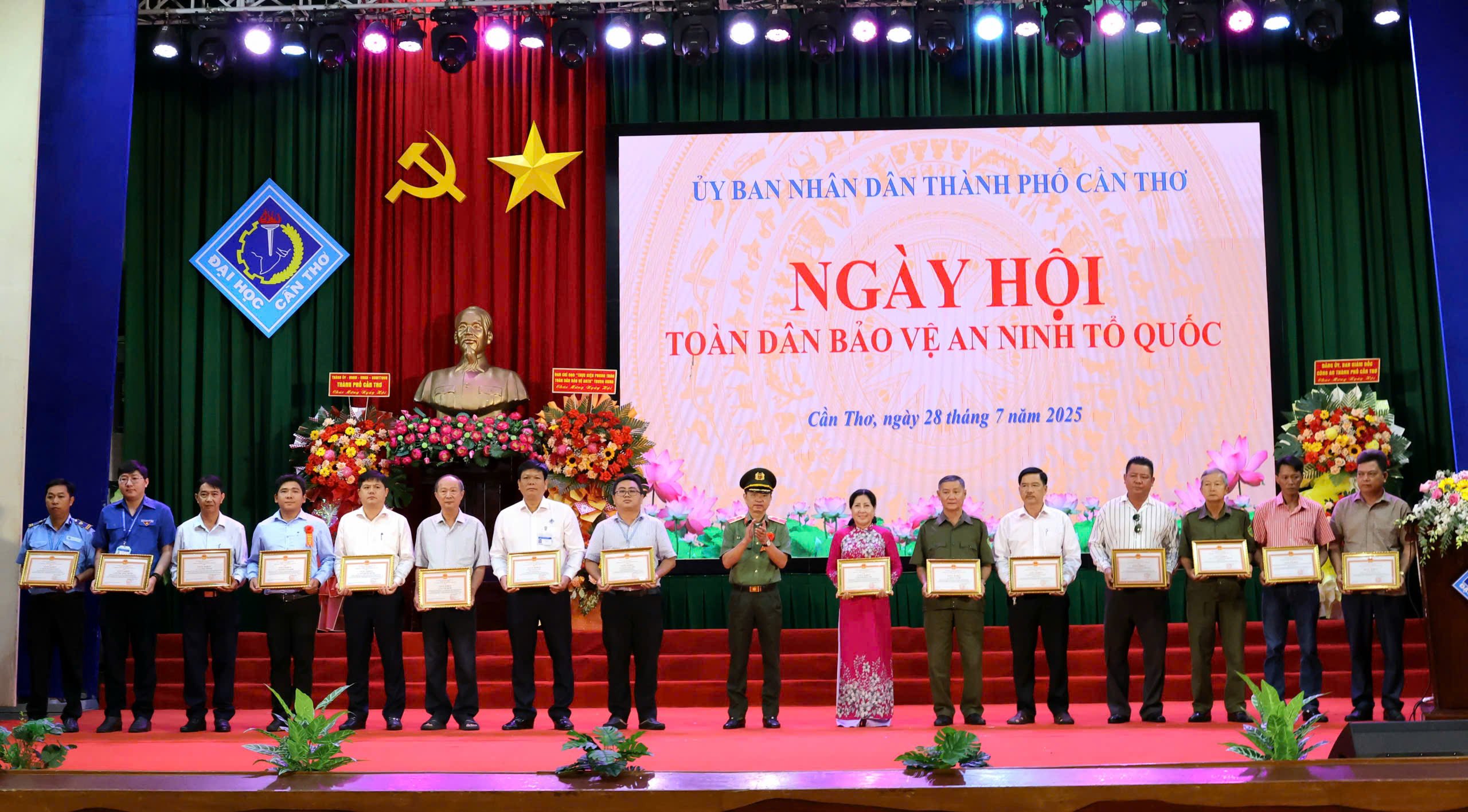 Thiếu tướng Huỳnh Việt Hòa - Ủy viên BTV Thành ủy, Giám đốc Công an TP. Cần Thơ trao Giấy khen của Giám đốc CATP cho các tập thể, cá nhân.