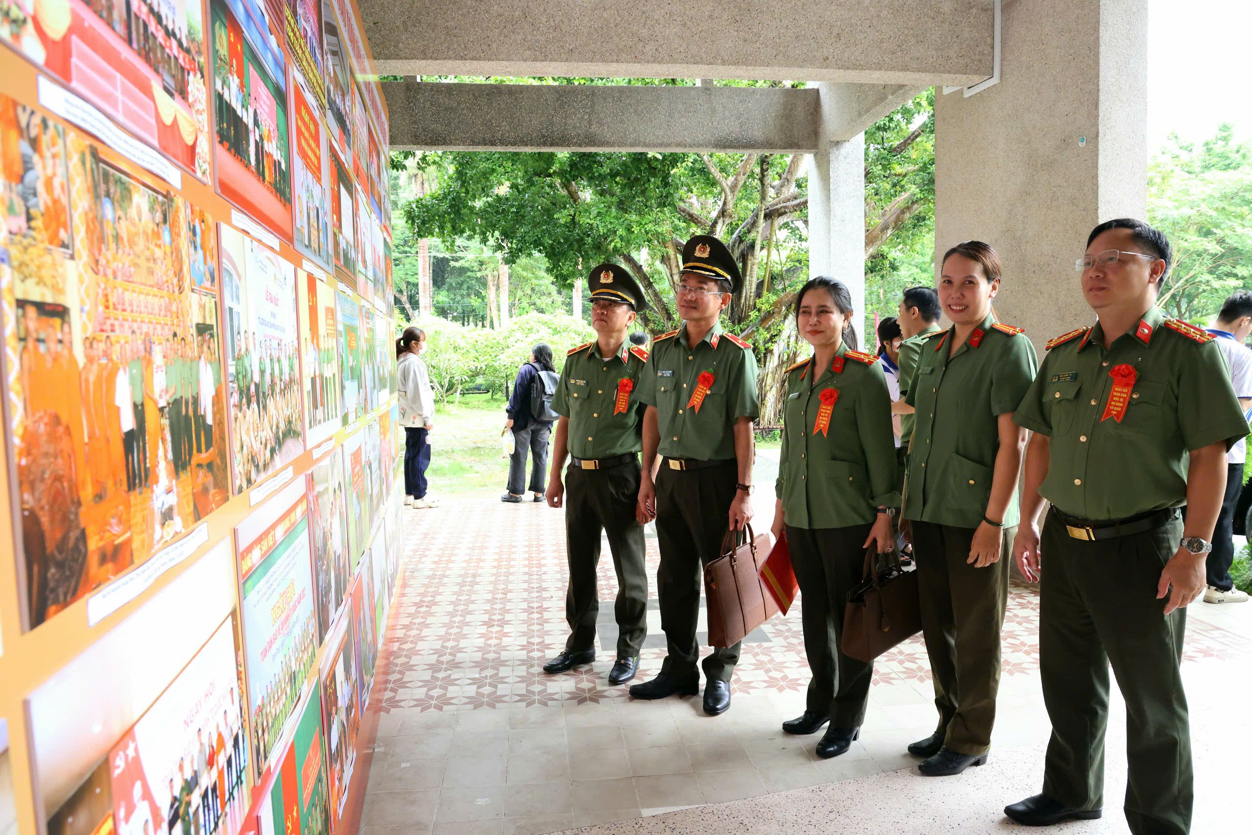 Đại biểu tham quan trưng bày hình ảnh các hoạt động phong trào TDBVANTQ.