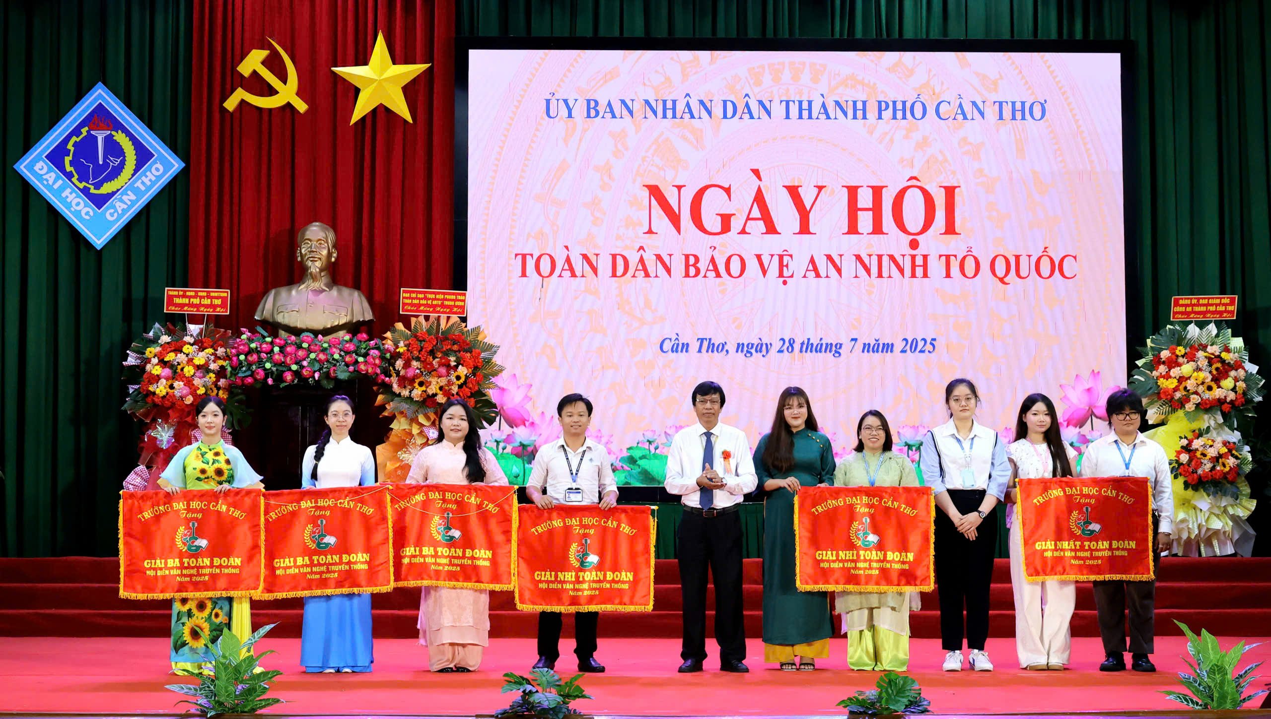 GS.TS Trần Ngọc Hải - Phó Hiệu trưởng Đại học Cần Thơ trao cờ cho các đơn vị đạt thành tích trong hoạt động VH-VN Chào mừng Ngày hội TDBVANTQ năm 2025.