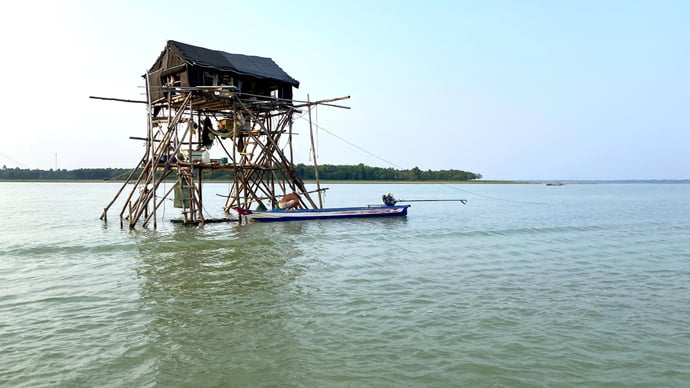 Chòi canh của người dân trên lòng hồ Dầu Tiếng. Ảnh: Châu Tâm