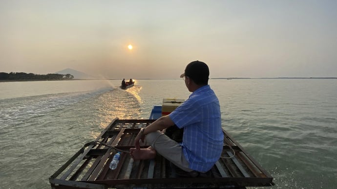 Du khách dạo thuyền trên lòng hồ. Ảnh: Châu Tâm