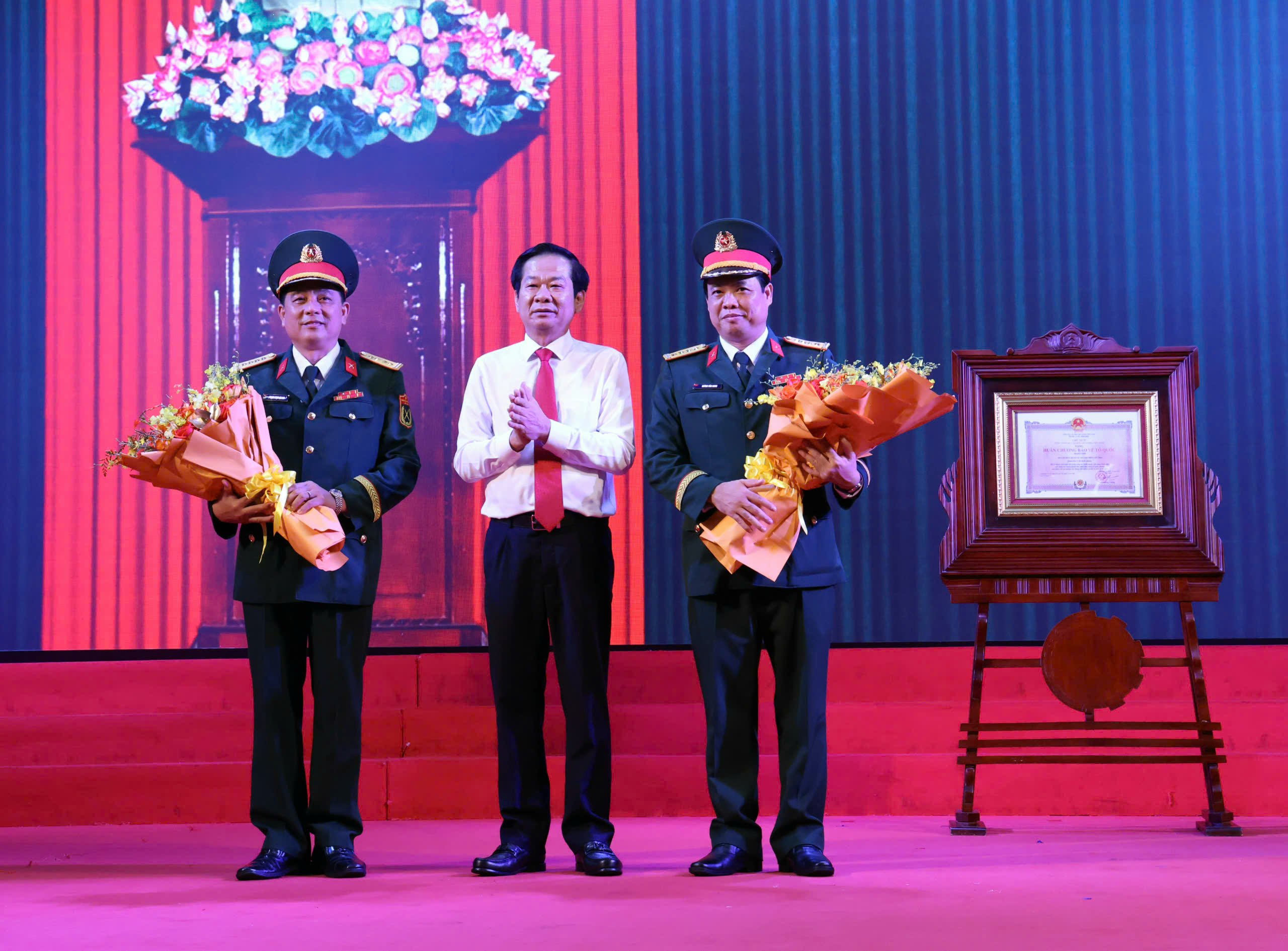Ông Đỗ Thanh Bình - Ủy viên BCH Trung ương Đảng, Bí thư Thành ủy Cần Thơ tặng hoa chúc mừng.