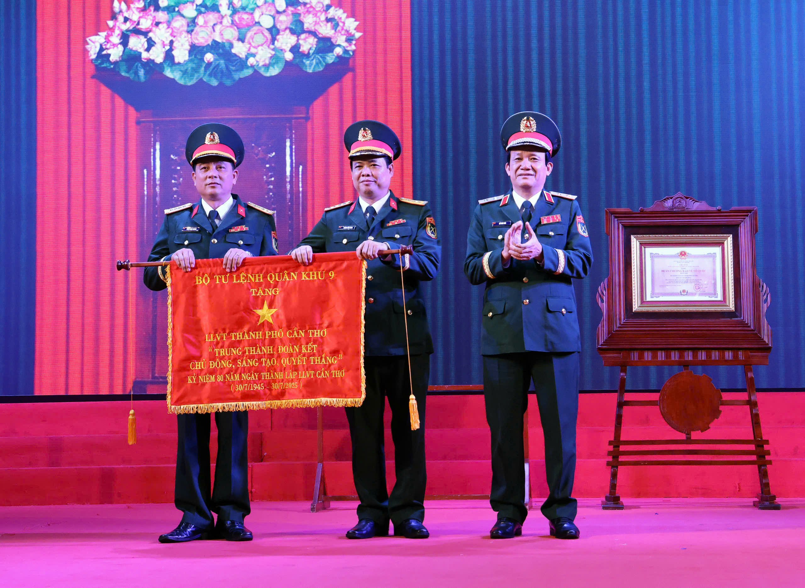 Trung tướng Hồ Văn Thái (bìa phải) - Bí thư Đảng ủy, Chính ủy Quân khu 9 tặng bức trướng của Bộ Tư lệnh Quân khu 9 cho Bộ Chỉ huy quân sự TP. Cần Thơ.
