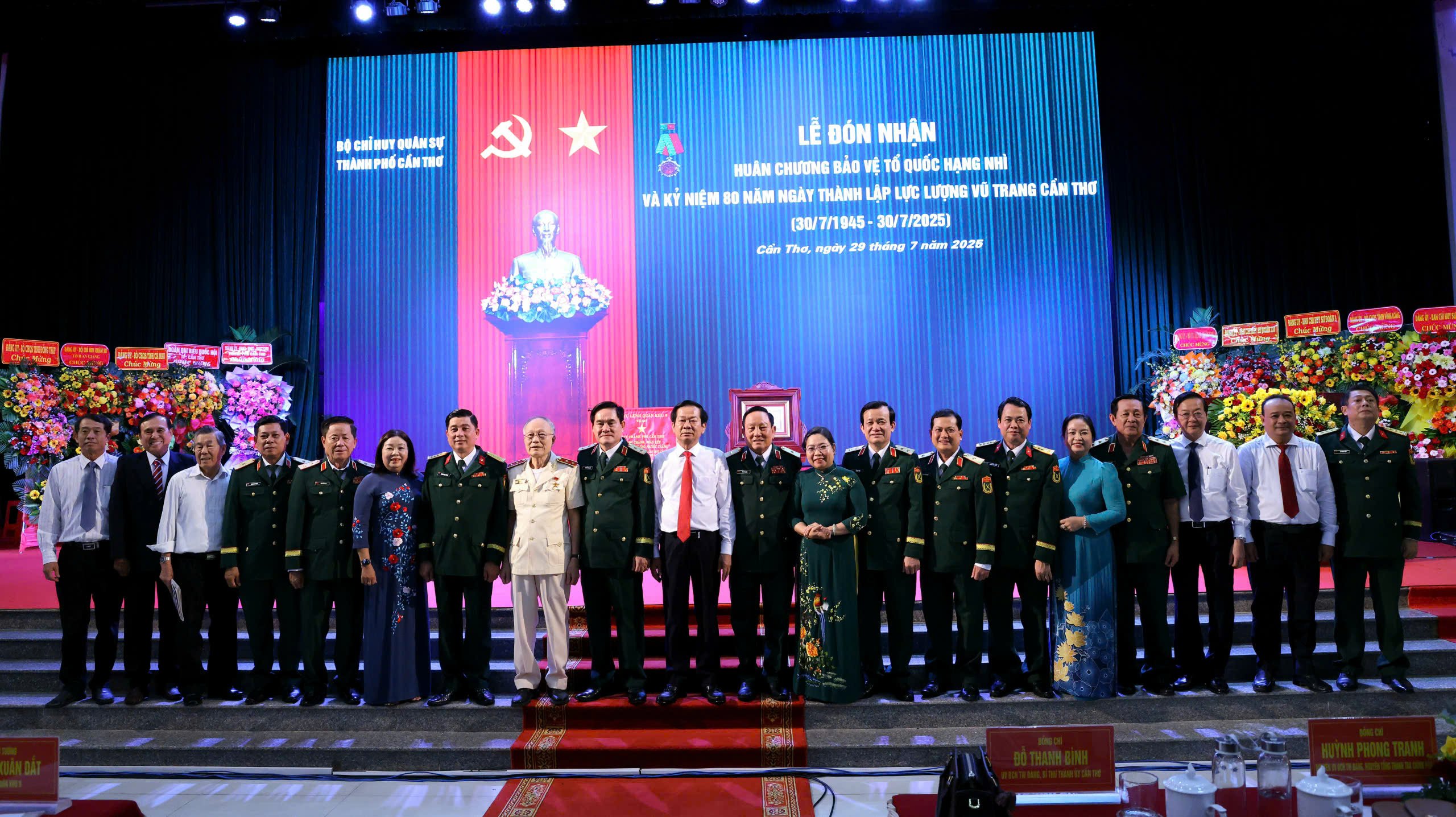 Các đại biểu chụp hình lưu niệm tại chương trình.