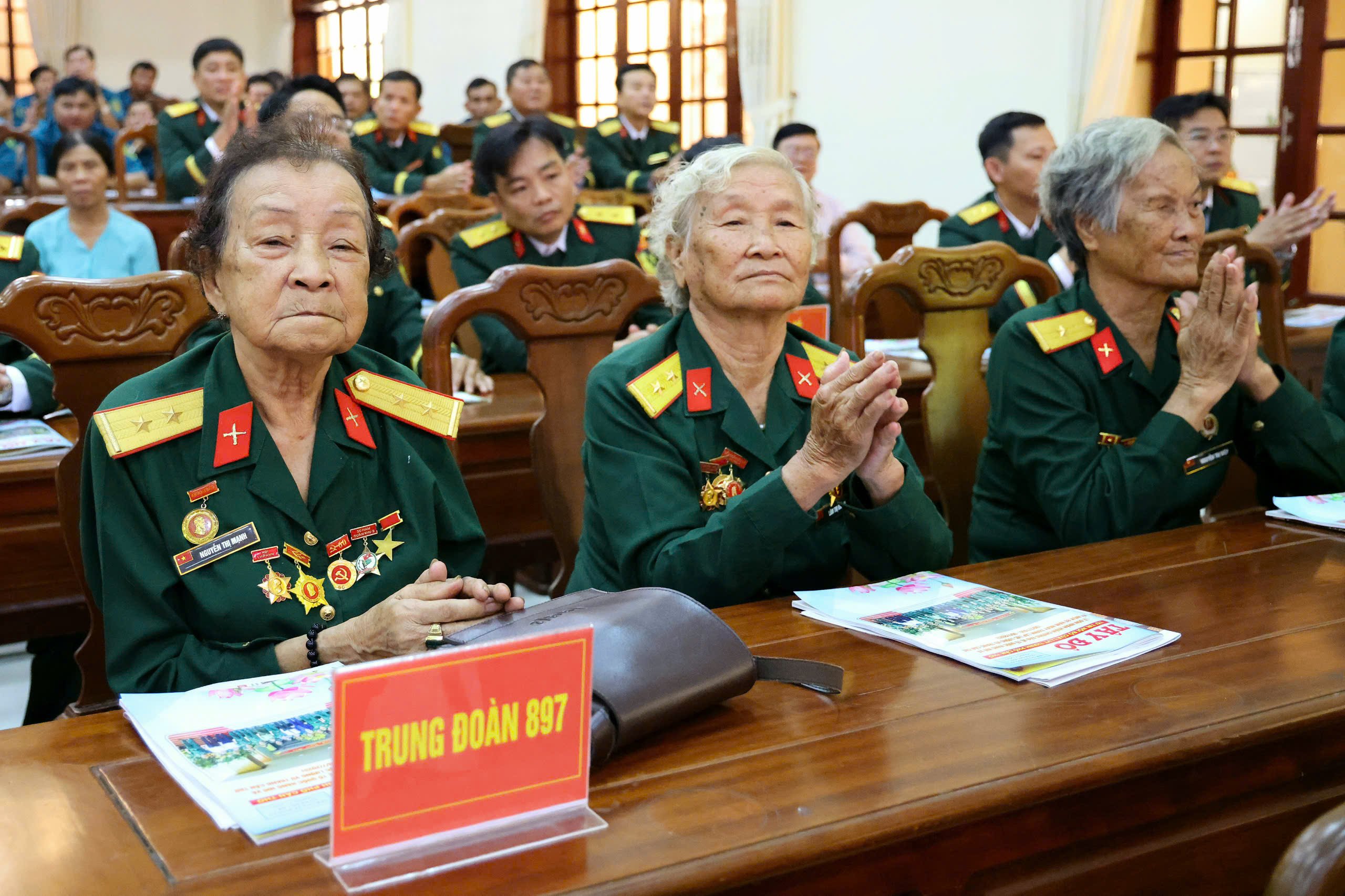 Các cựu chiến binh Trung đoàn 897 tham dự lễ kỷ niệm 80 năm Ngày thành lập Lực lượng vũ trang Cần Thơ.
