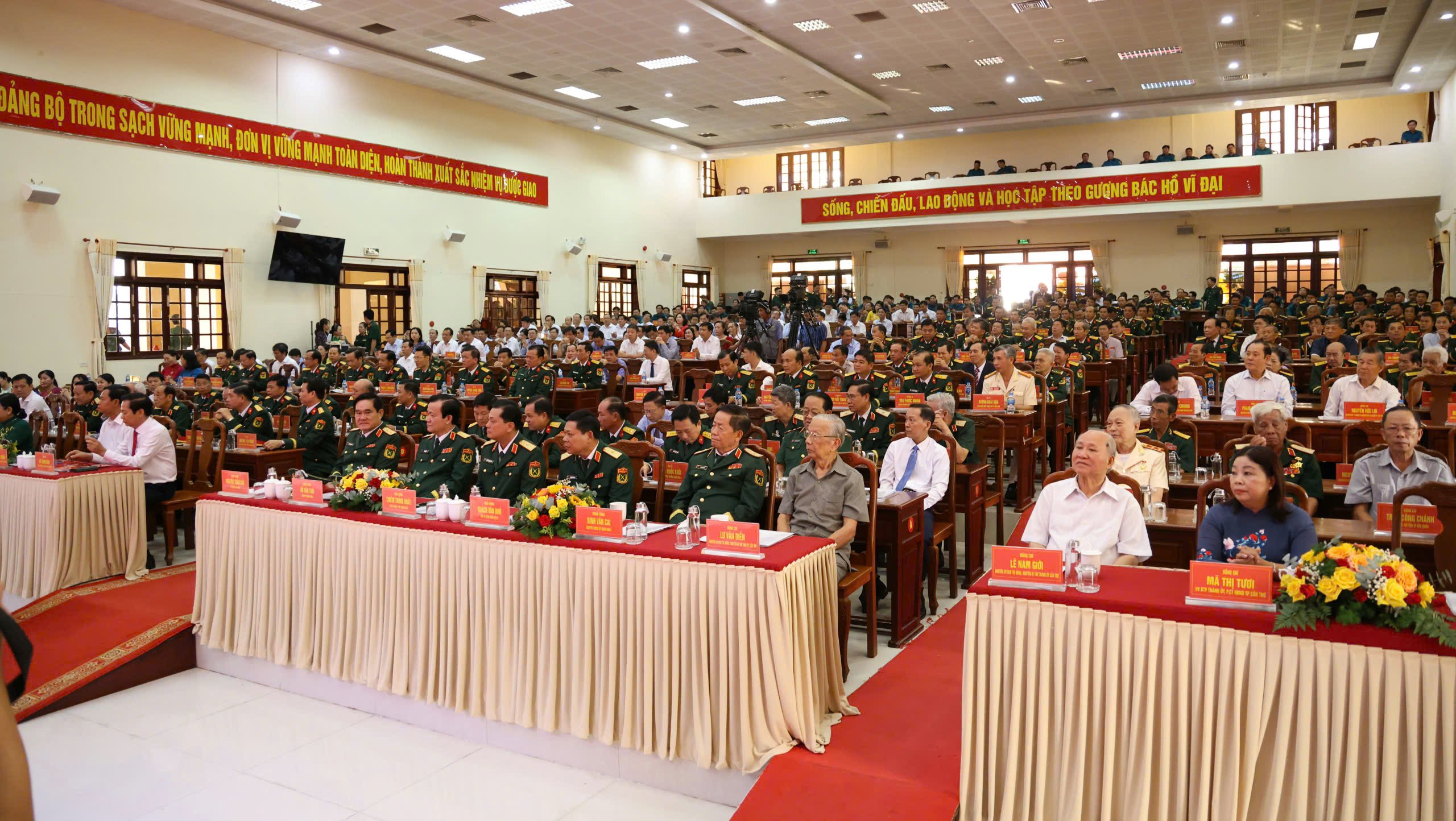Quang cảnh Lễ đón nhận Huân chương Bảo vệ Tổ quốc hạng Nhì và kỷ niệm 80 năm Ngày thành lập lực lượng vũ trang (LLVT) TP. Cần Thơ (30/7/1945 - 30/7/2025).
