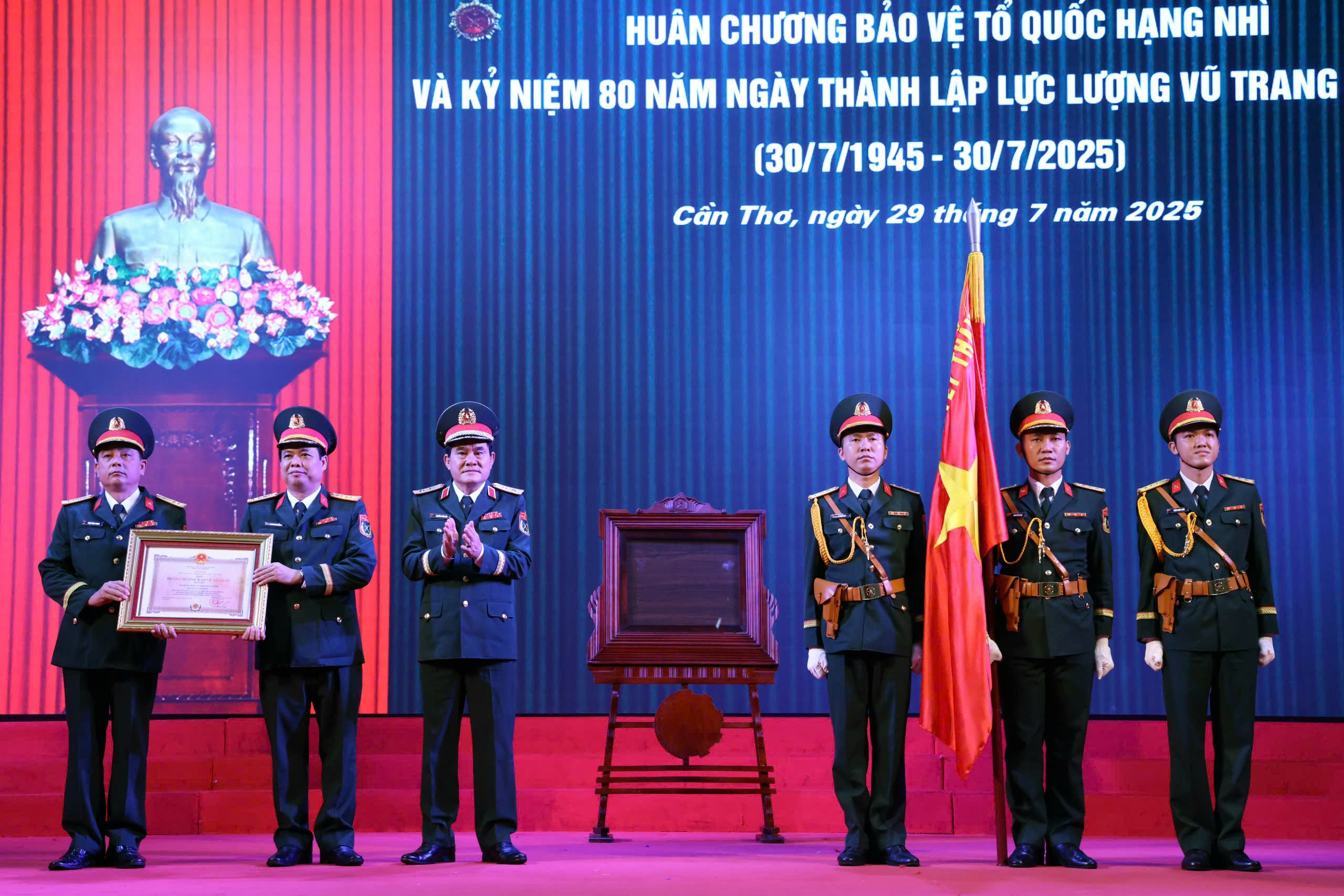 Trung tướng Nguyễn Xuân Dắt - Phó Bí thư Đảng ủy, Tư lệnh Quân khu 9 trao Huân chương Bảo vệ Tổ quốc hạng Nhì cho Bộ Chỉ huy quân sự TP. Cần Thơ.