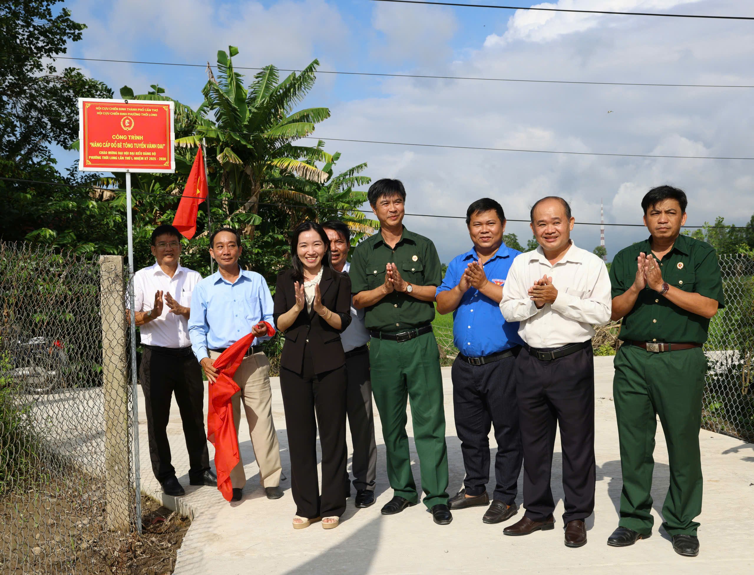Thực hiện gắn bảng Tuyến đường bê tông khu vực Thới Hòa C, do Hội Cựu chiến binh phối hợp với Chi bộ và Ban nhân dân khu vực thực hiện.