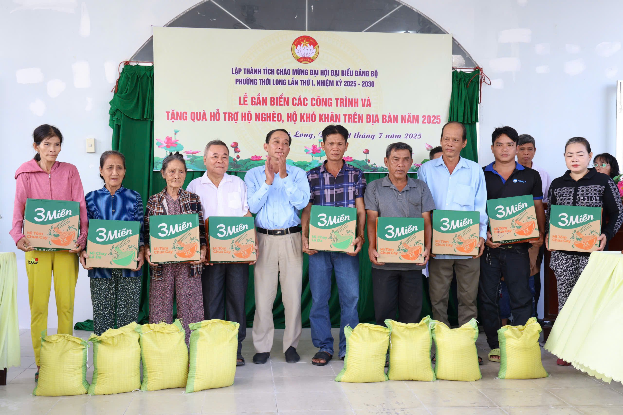 Ông Trần Thanh Hoá - Uỷ viên BTV Đảng ủy, Chủ tịch UBMTTQVN phường Thới Long trao quà cho các hộ gia đình.
