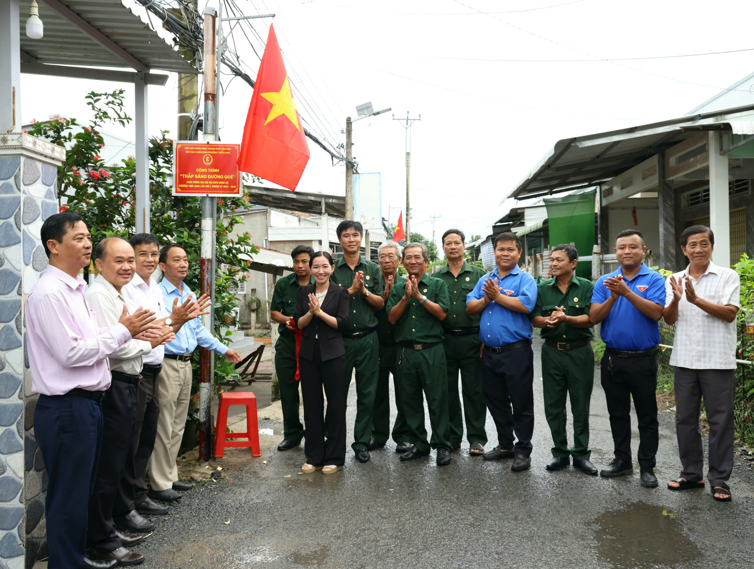 Thực hiện gắn bảng Tuyến đèn chiếu sáng khu vực Long Định do Hội Cựu chiến binh phối hợp thực hiện.