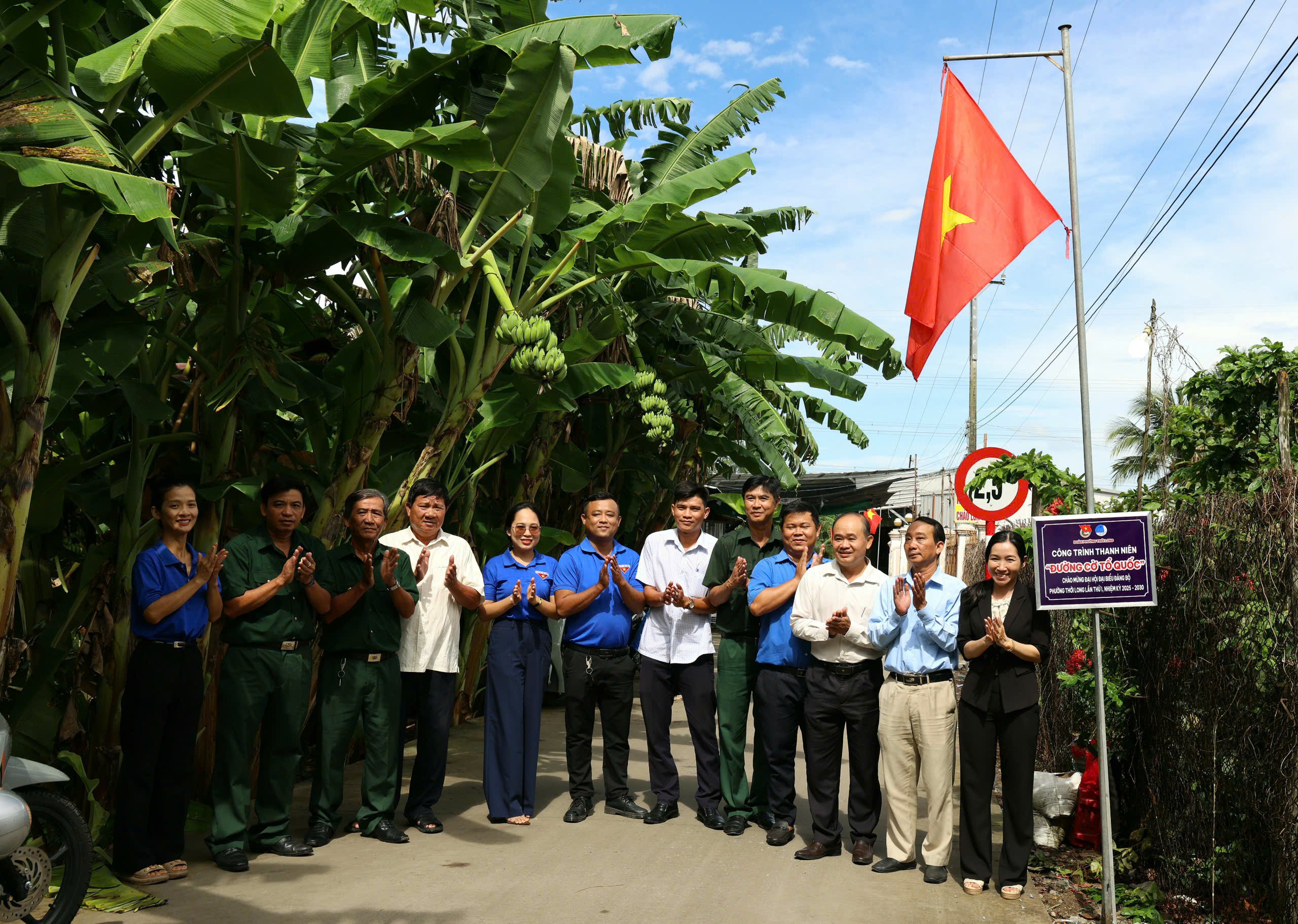Thực hiện gắn bảng Tuyến đường cờ khu vực Tân Phước và Tân Lợi 2 do Đoàn TNCS Hồ Chí Minh phường phối hợp thực hiện.