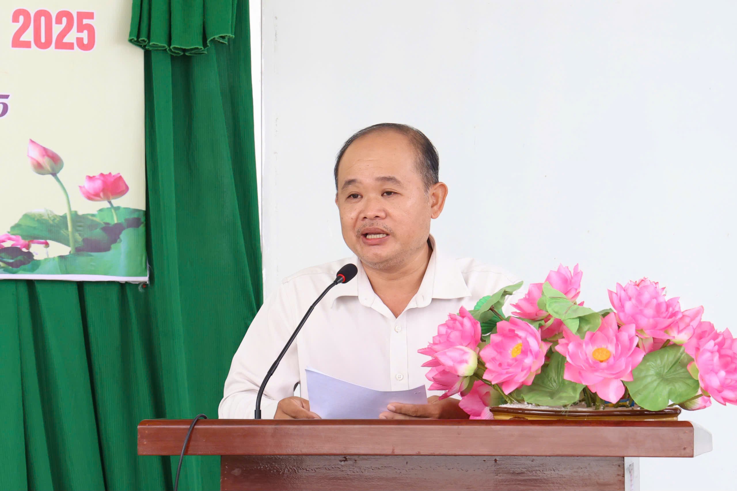 Ông Nguyễn Quốc Trãi - Phó Chủ tịch UBMTTQVN phường Thới Long báo cáo quá trình thực hiện các công trình.