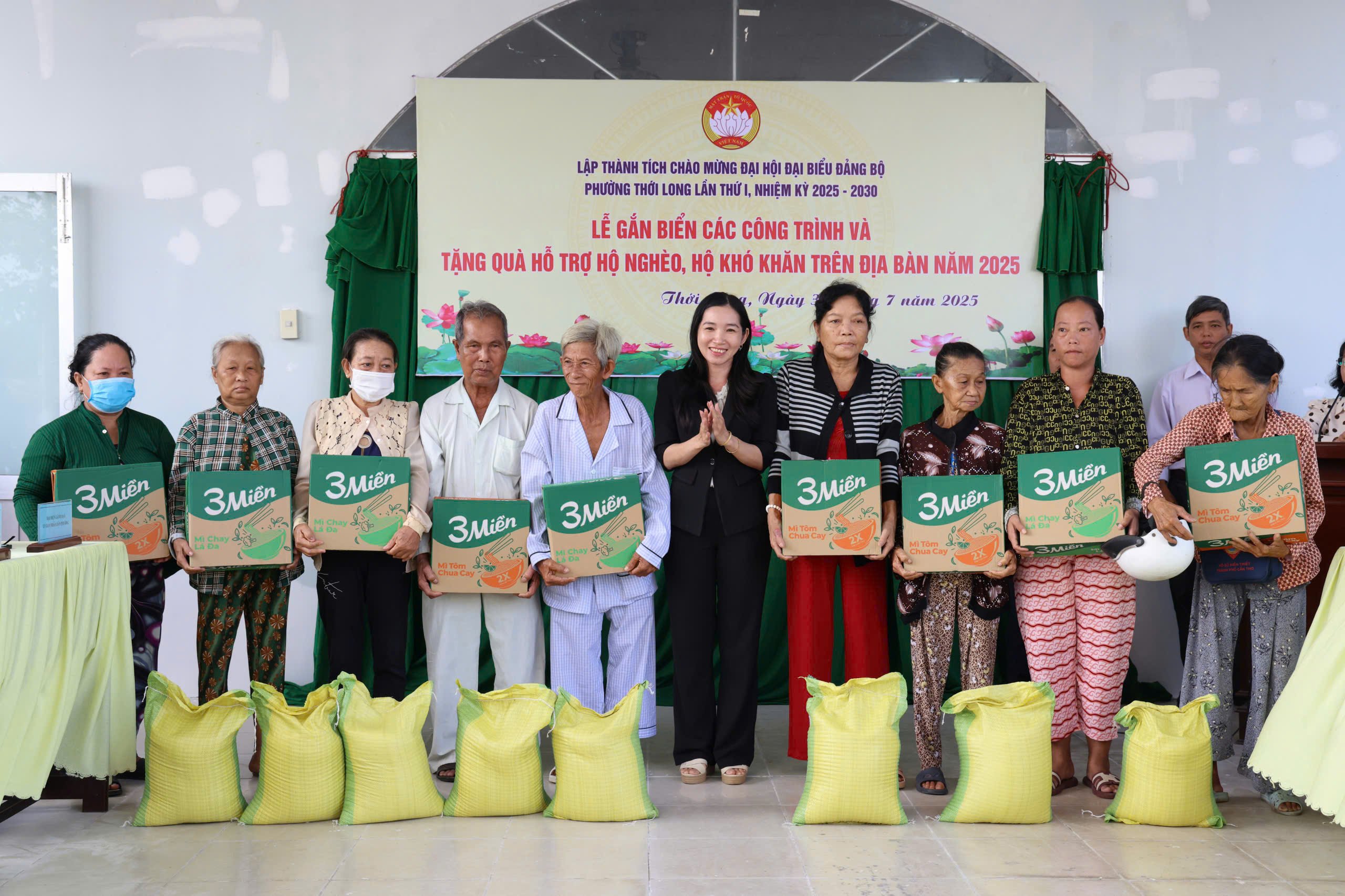 Bà Dư Thị Mỹ Hân - Phó Bí thư Thường trực Đảng ủy phường Thới Long trao quà cho các hộ gia đình.