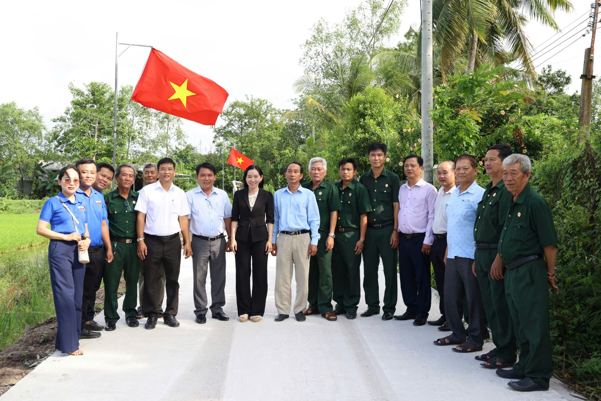 Phường Thới Long gắn biển các công trình chào mừng Đại hội Đảng các cấp.