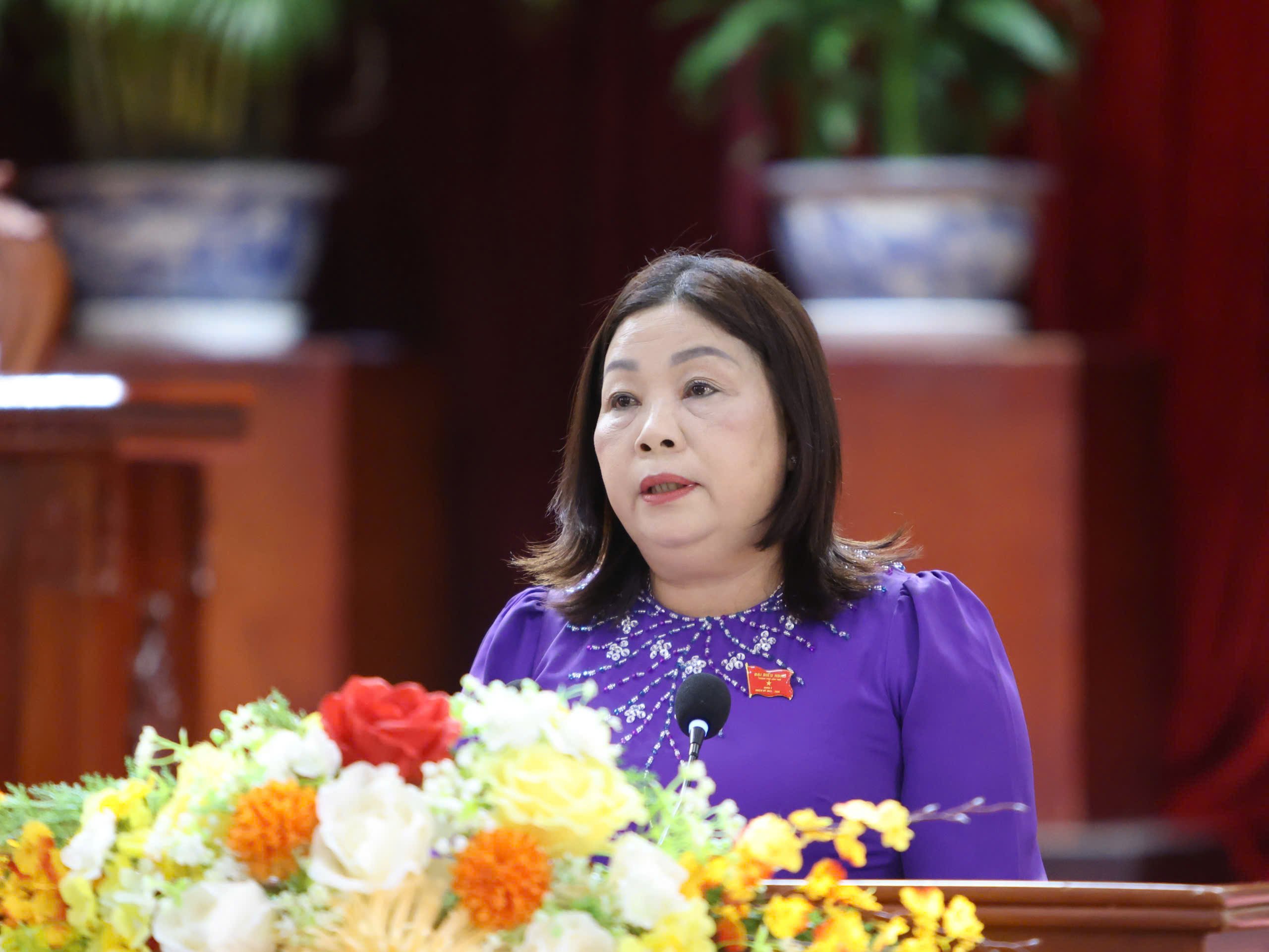 Bà Mã Thị Tươi - Ủy viên BTV Thành ủy, Phó Chủ tịch Thường trực HÐND TP. Cần Thơ phát biểu tại kỳ họp.