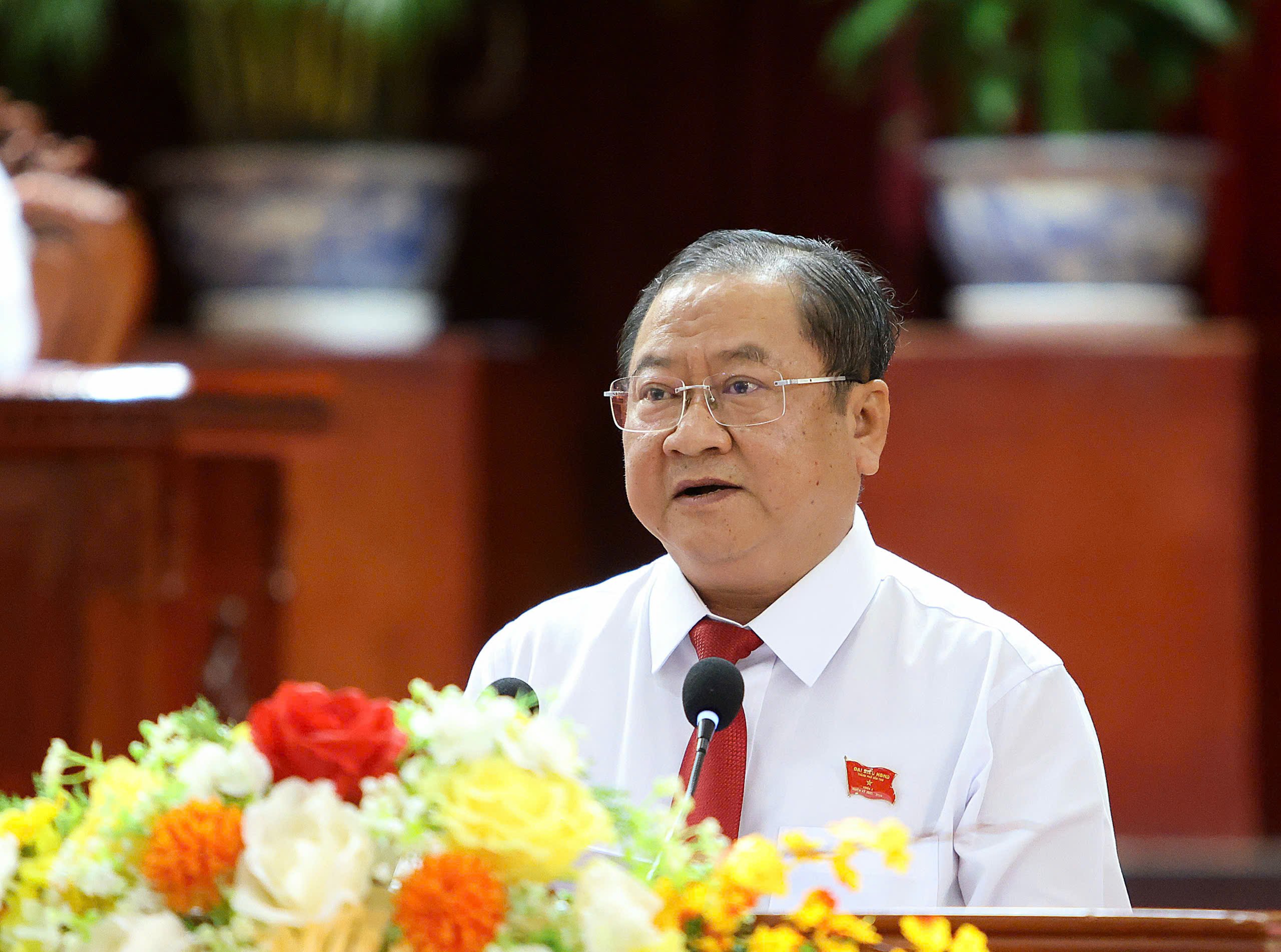 Ông Trần Quốc Vũ - Thành ủy viên, Phó Chủ tịch HÐND TP. Cần Thơ phát biểu tại kỳ họp.