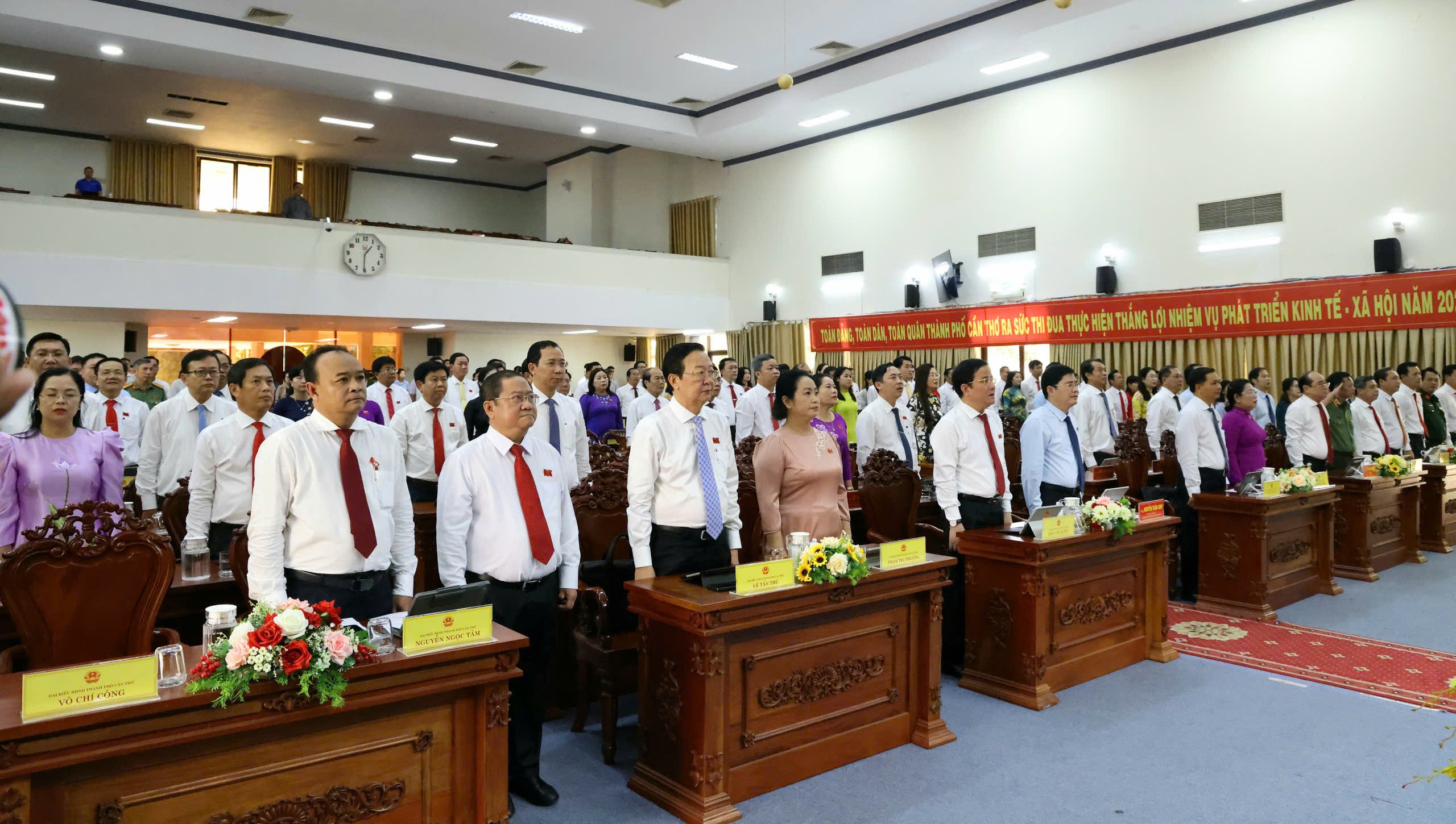 Các đại biểu tham dự kỳ họp thực hiện nghi thức chào cờ.
